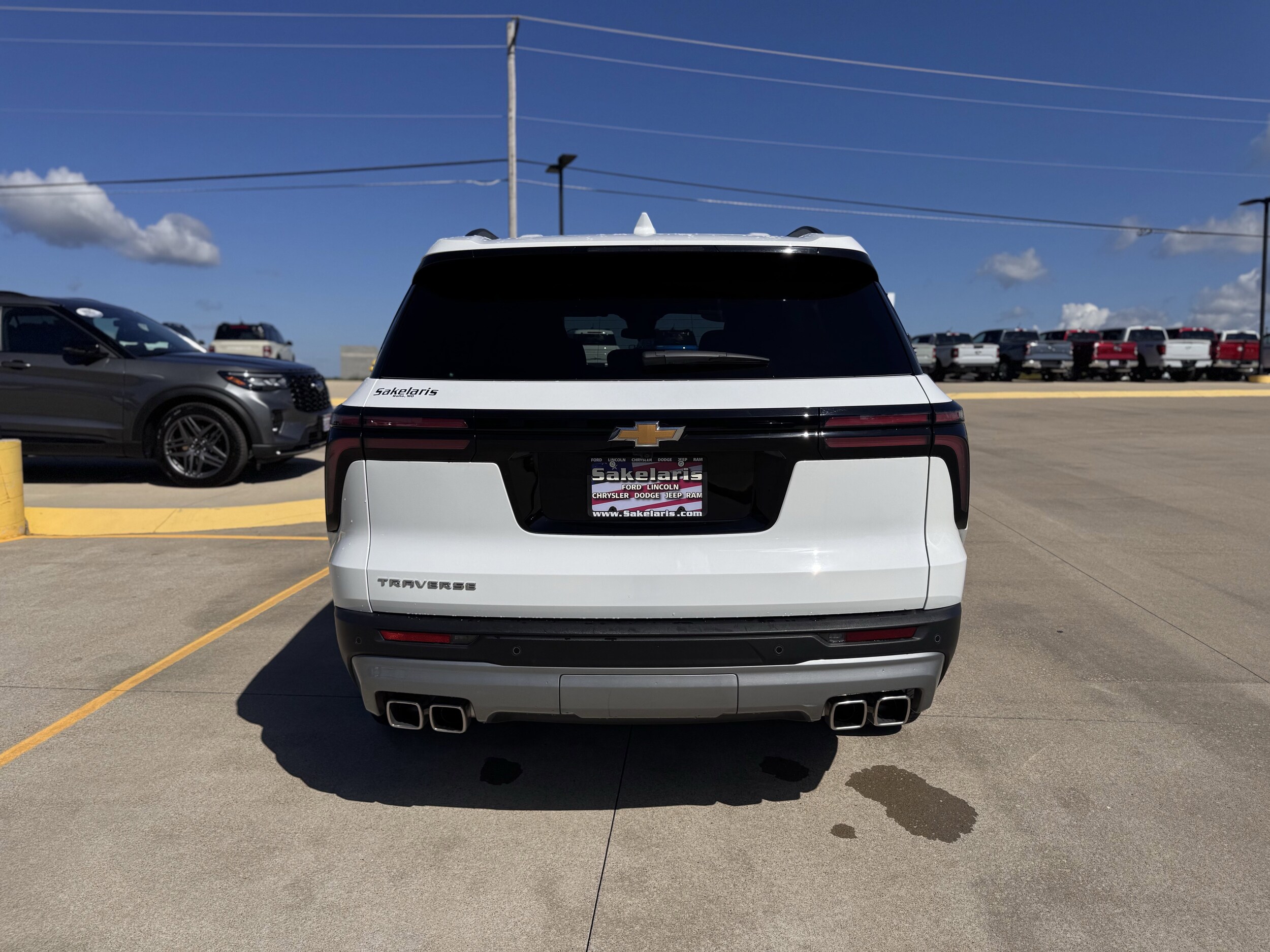 2025 Chevrolet Traverse photo 4