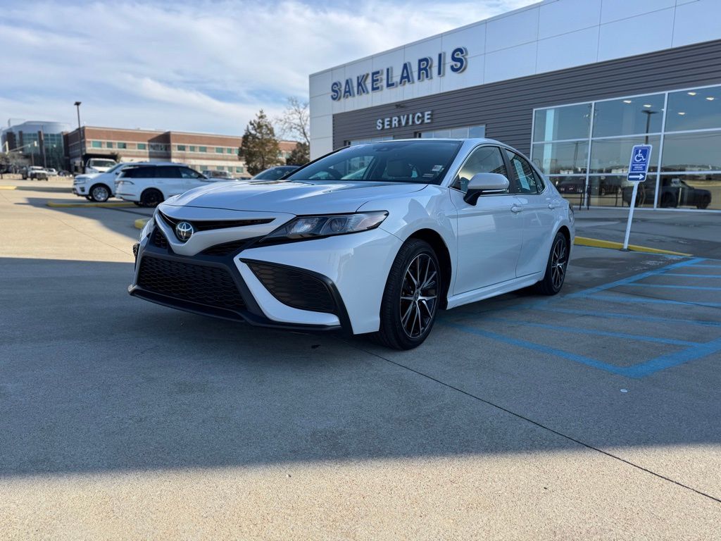 2024 Toyota Camry SE's photo