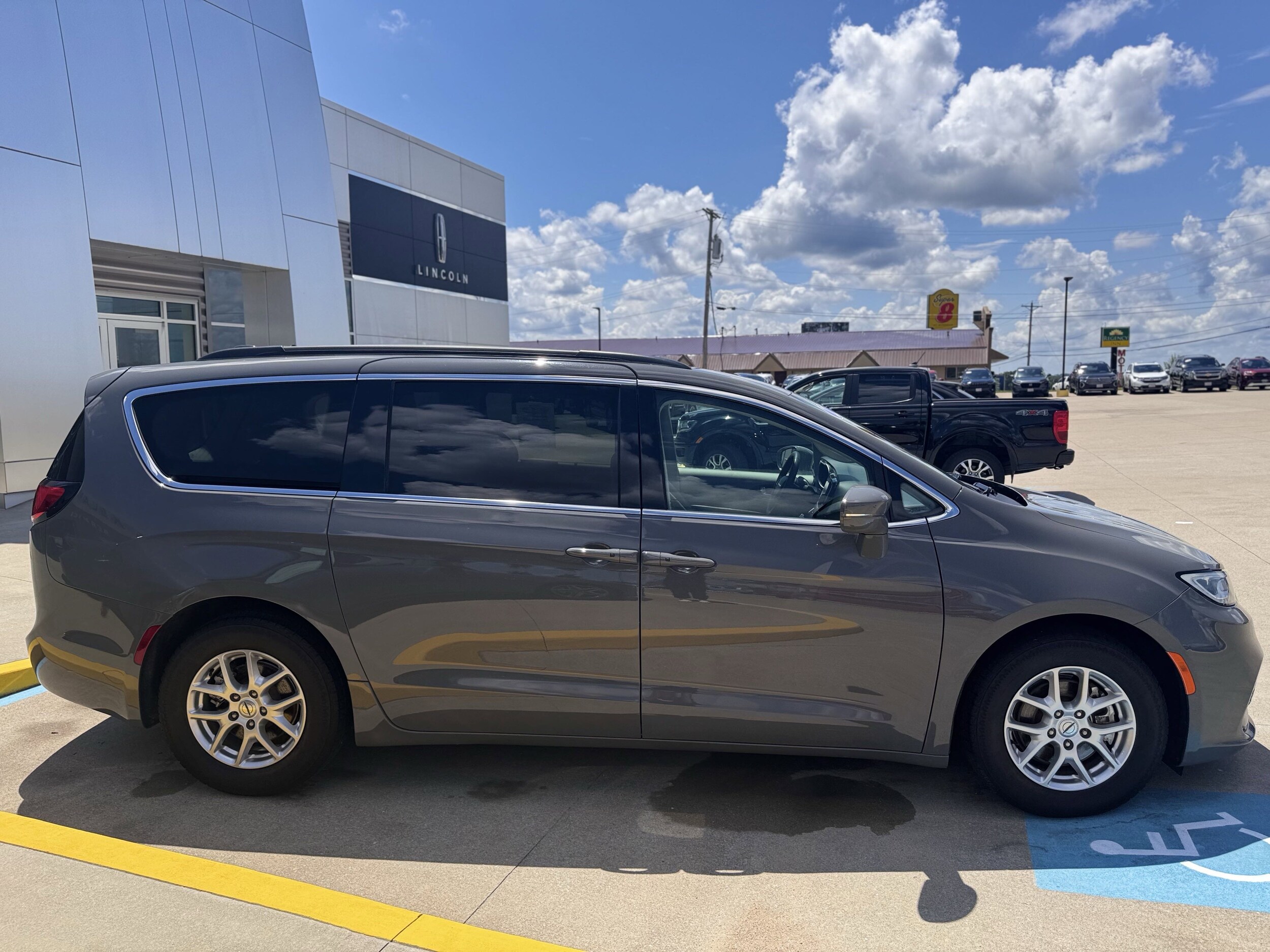 2022 Chrysler Pacifica Touring L photo 3