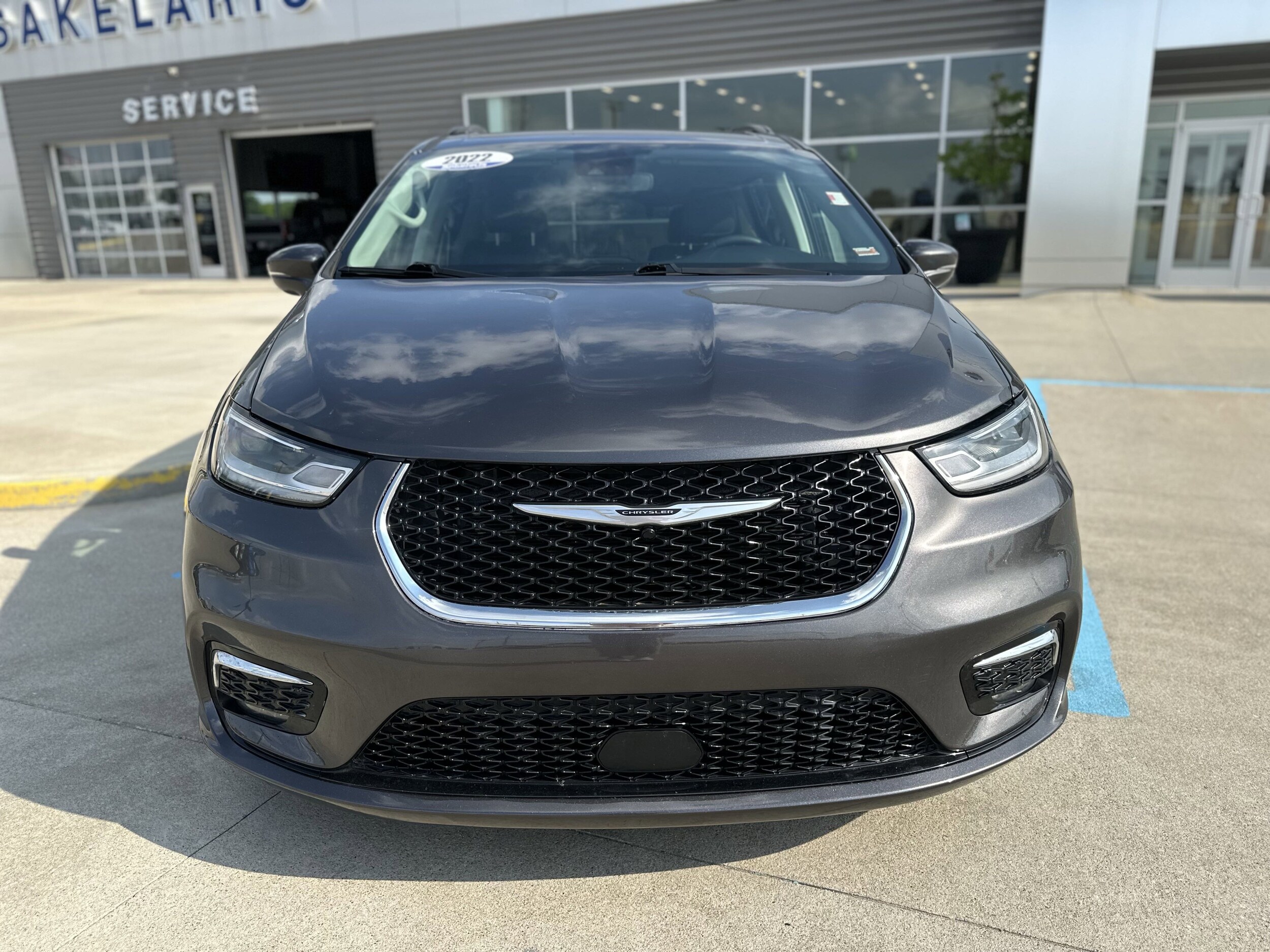 2022 Chrysler Pacifica Touring L photo 2