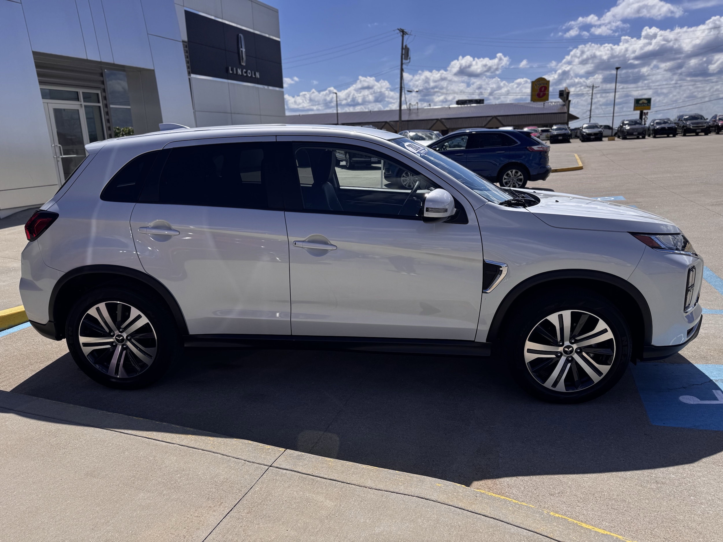 2024 Mitsubishi Outlander Sport SE photo 3
