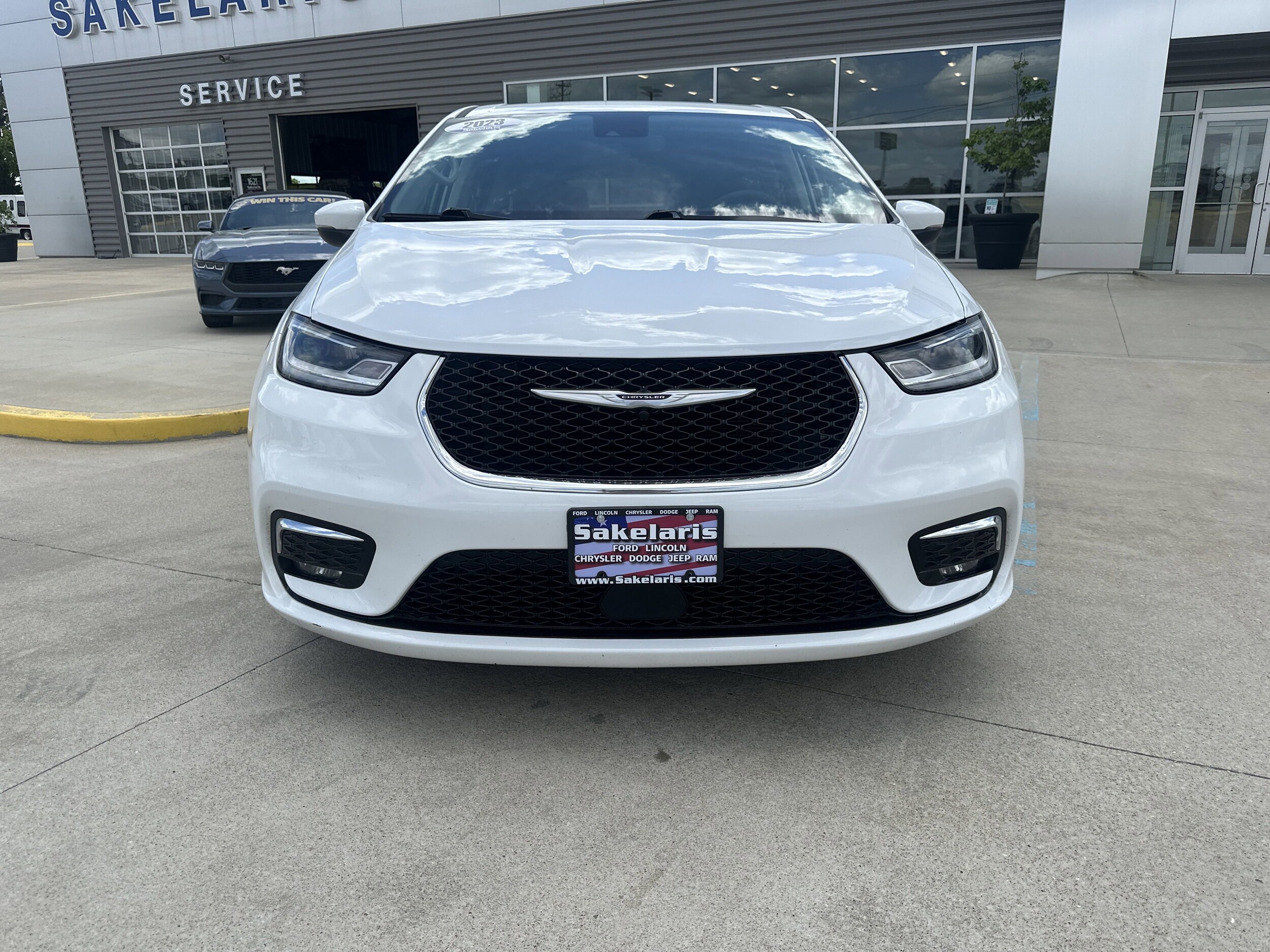 2023 Chrysler Pacifica Touring L photo 2