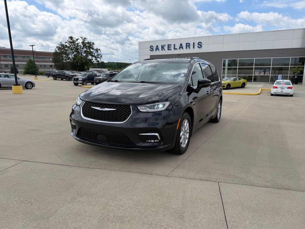 2022 Chrysler Pacifica Touring L's photo