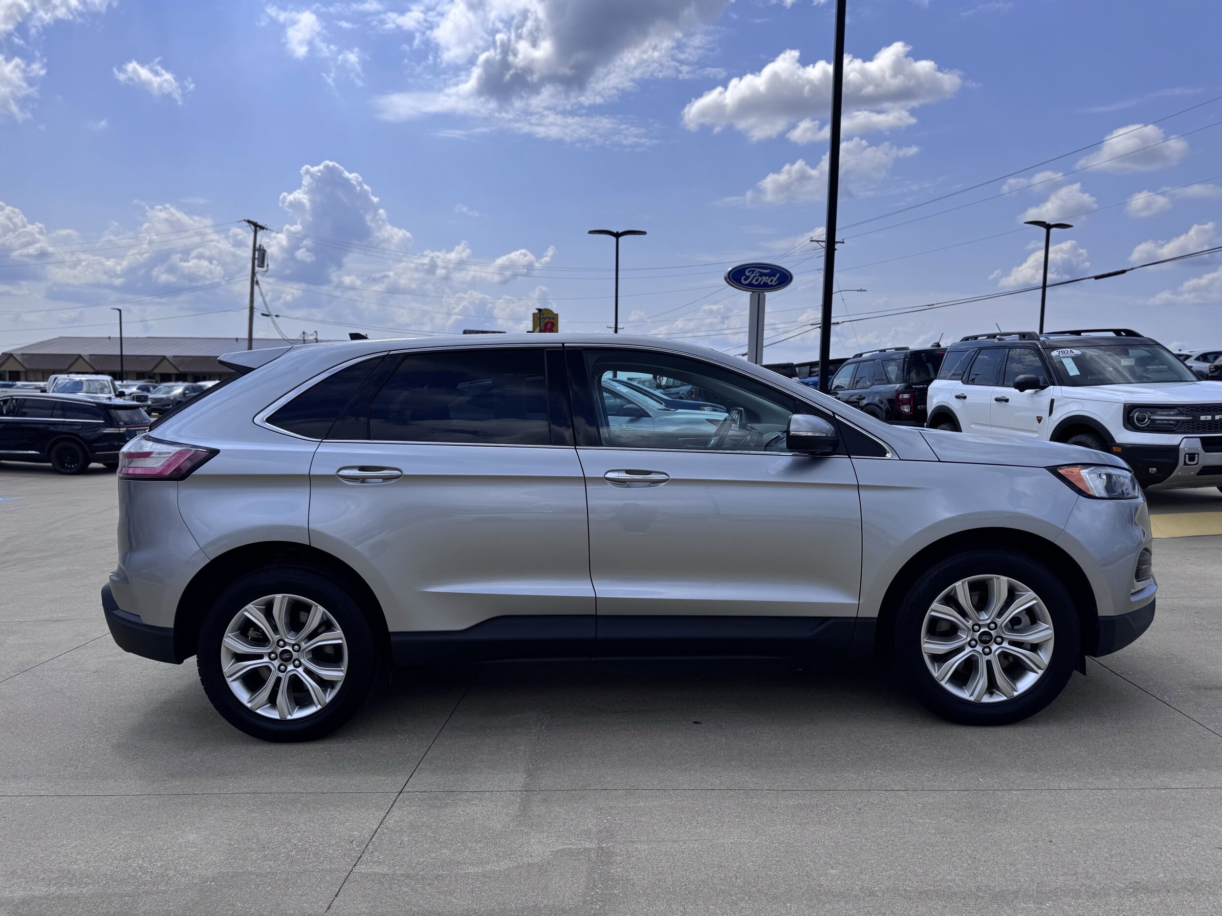 2024 Ford Edge Titanium photo 2