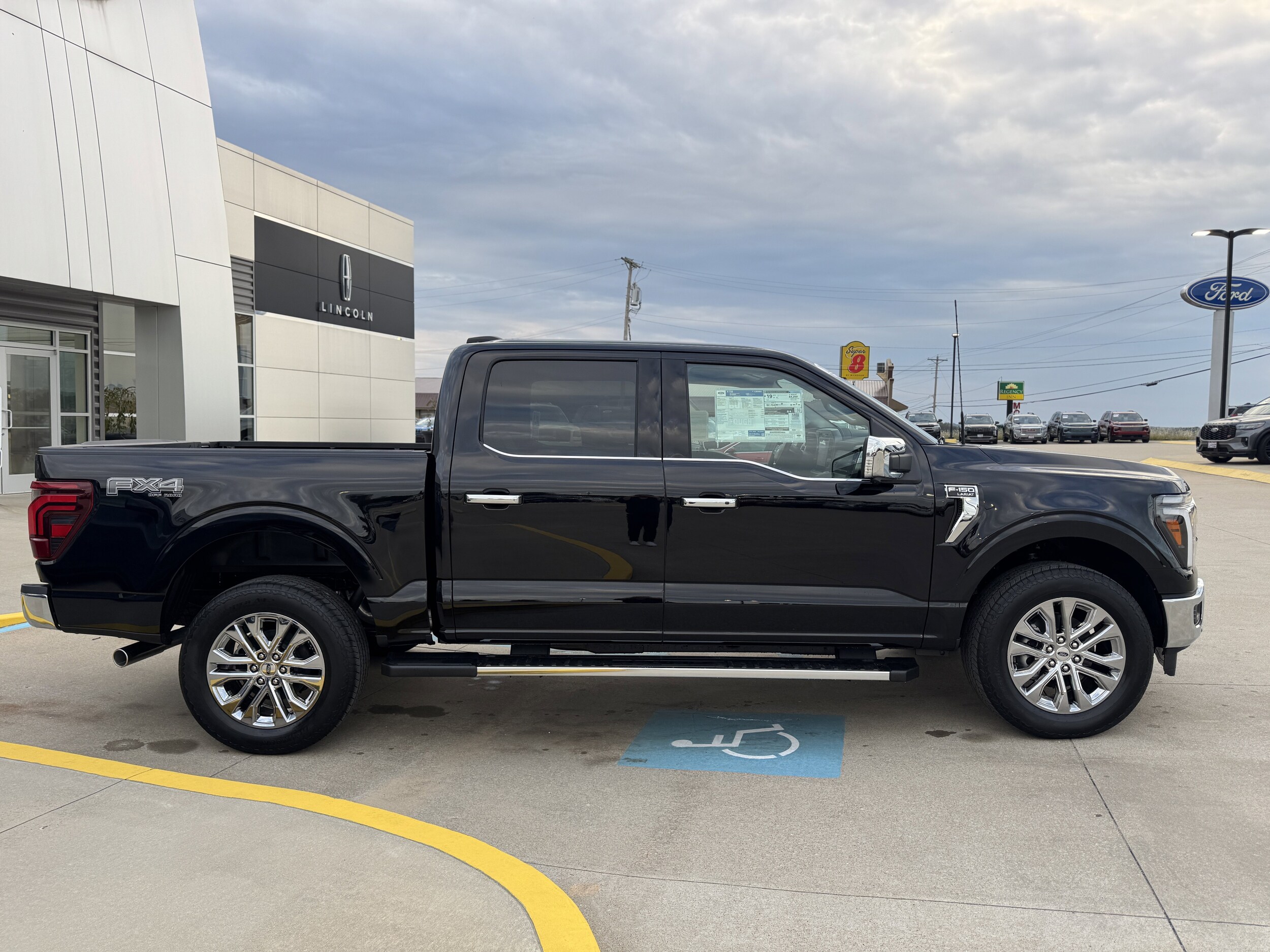 2025 Ford F-150 Lariat photo 2