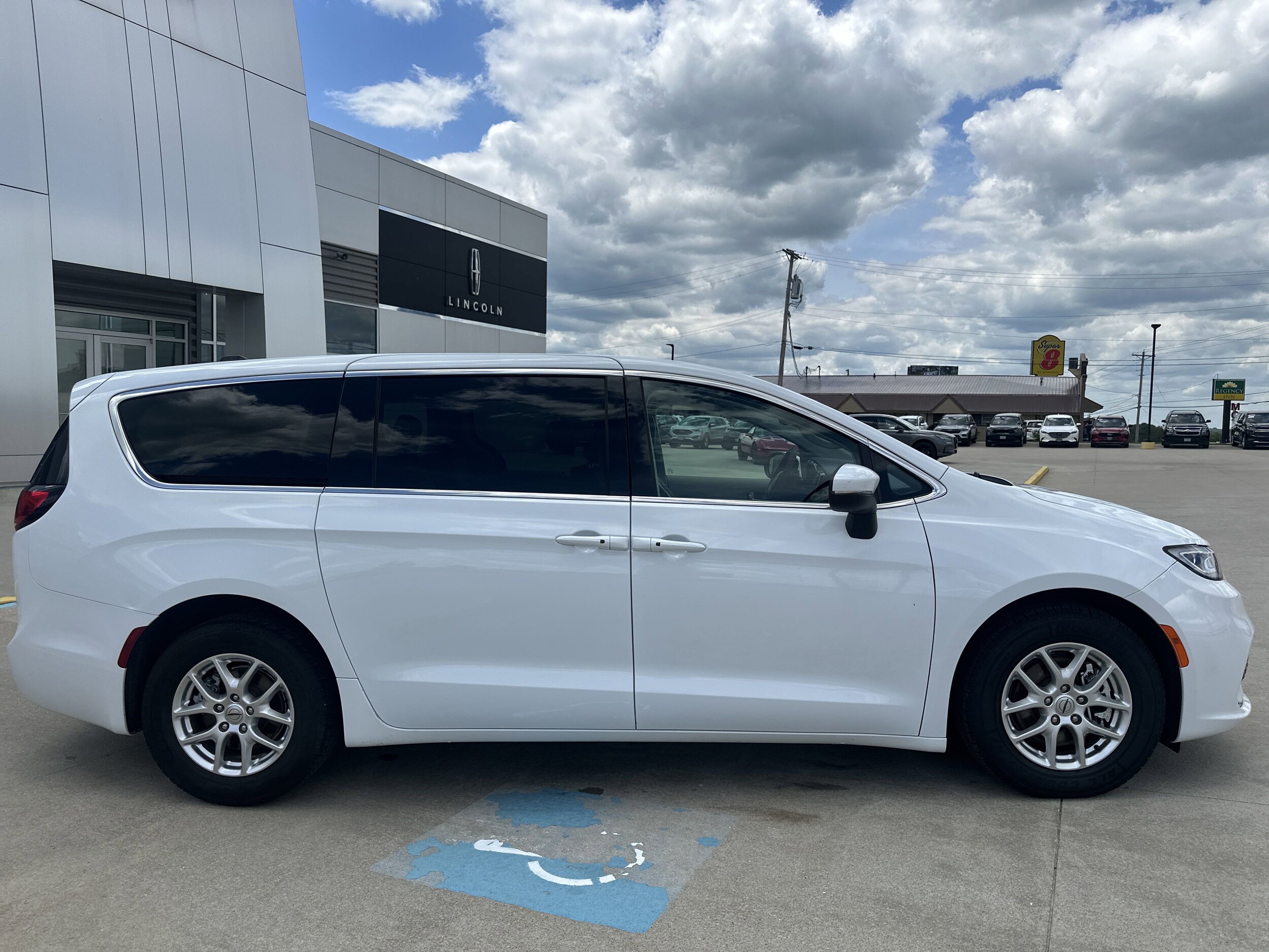 2023 Chrysler Pacifica Touring L photo 3