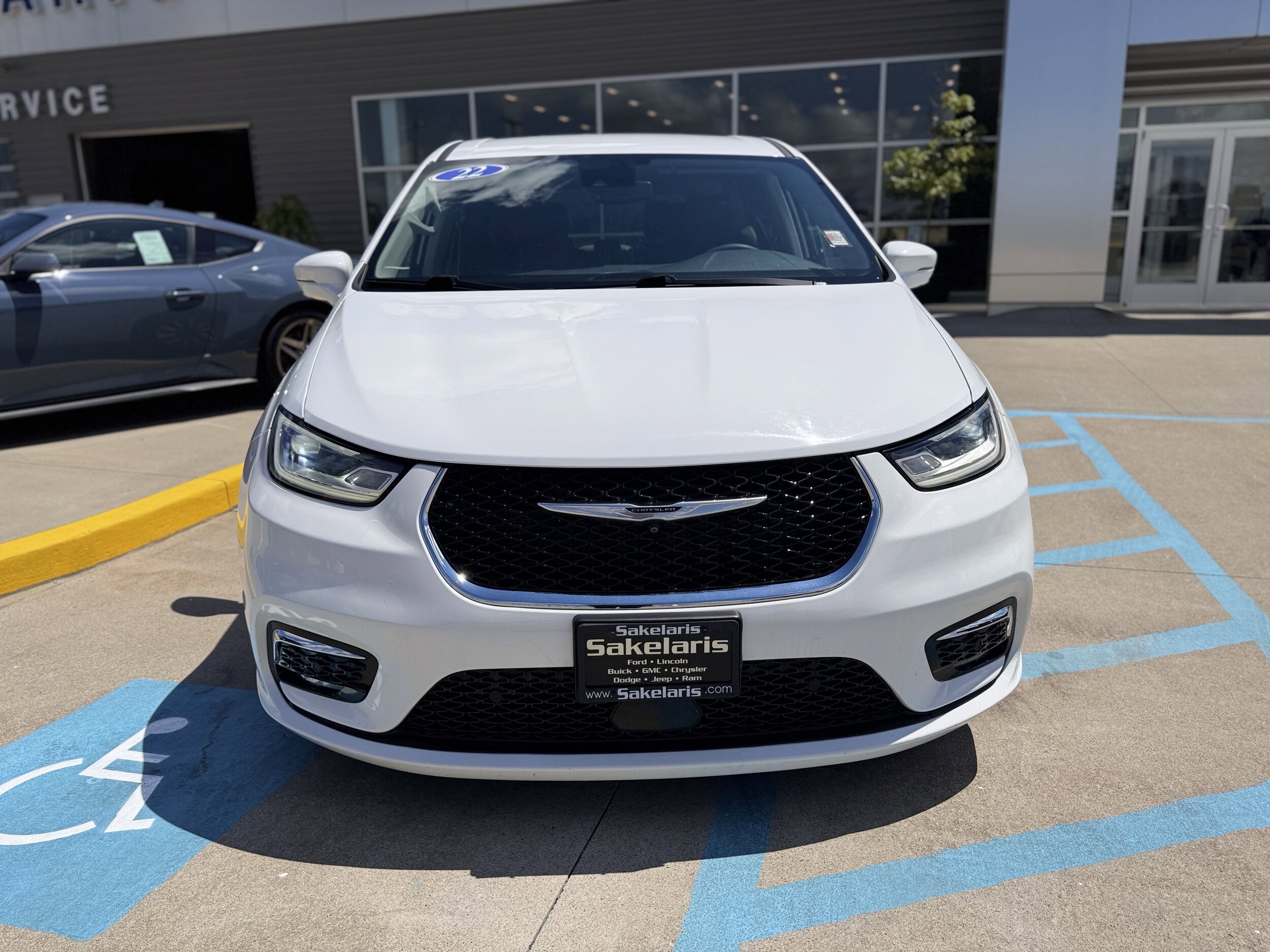 2022 Chrysler Pacifica Hybrid Touring L photo 2