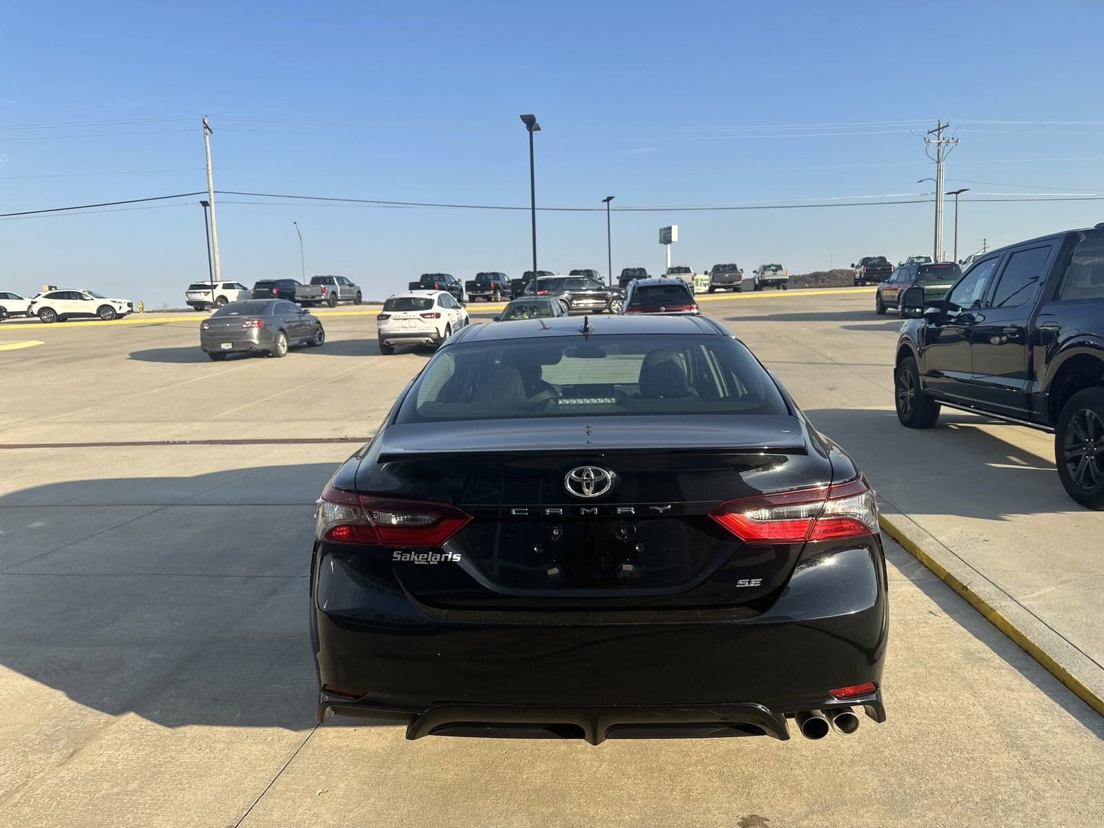 2022 Toyota Camry SE photo 2