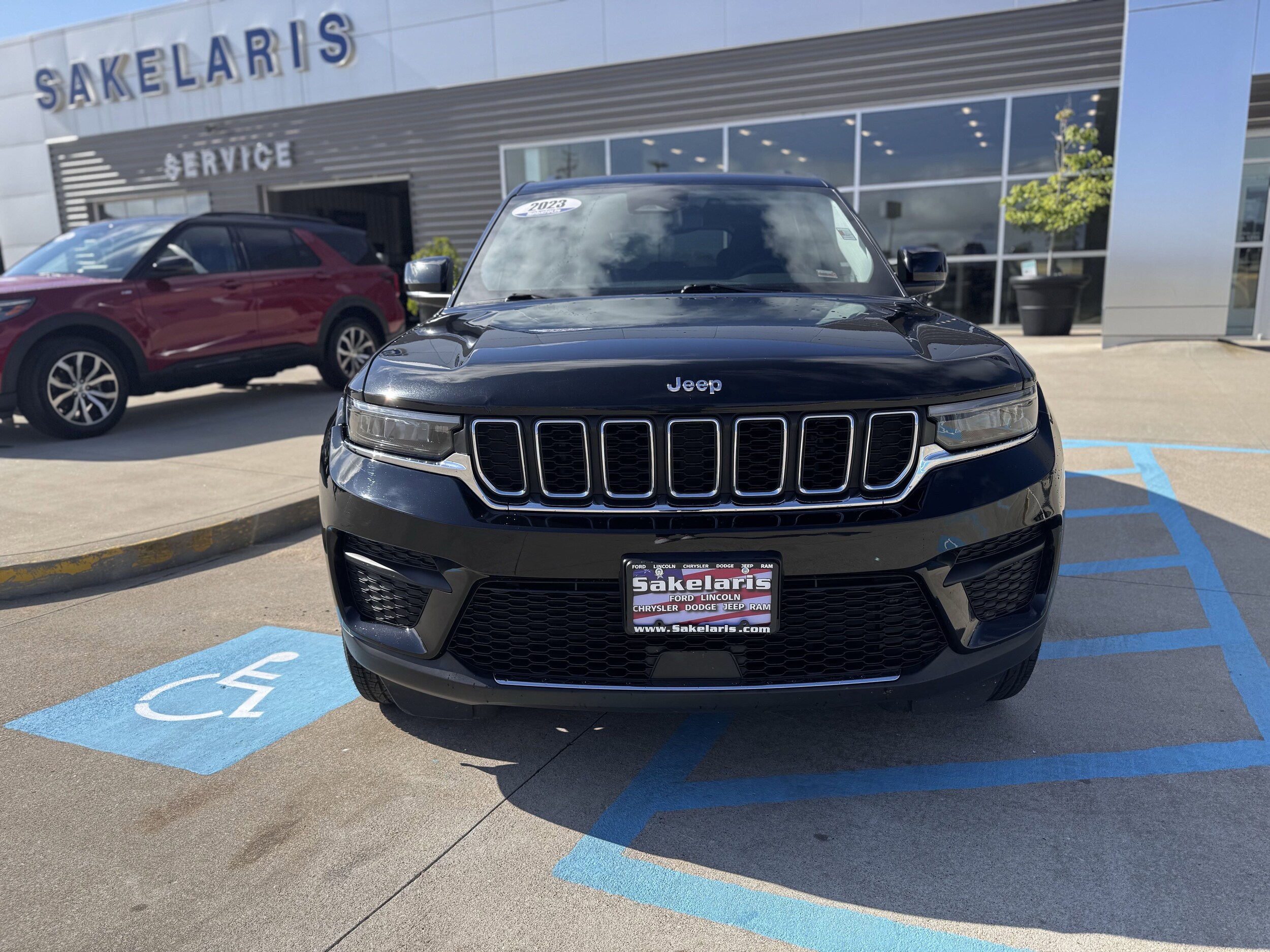 2023 Jeep Grand Cherokee Laredo photo 2
