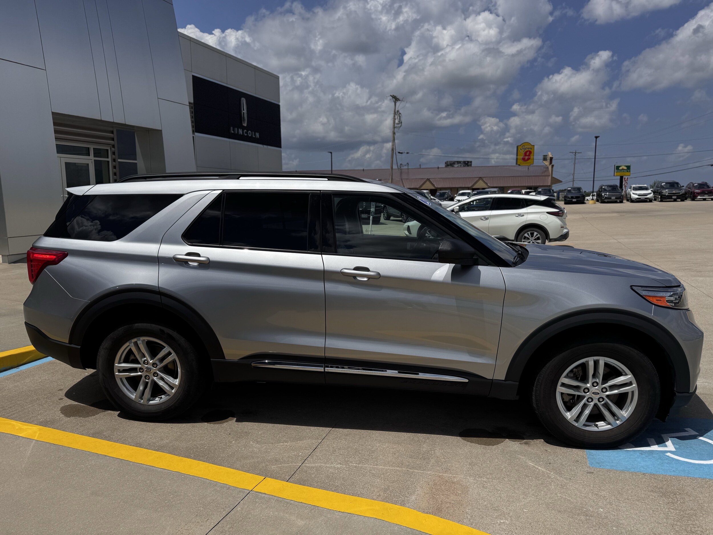 2023 Ford Explorer XLT photo 3