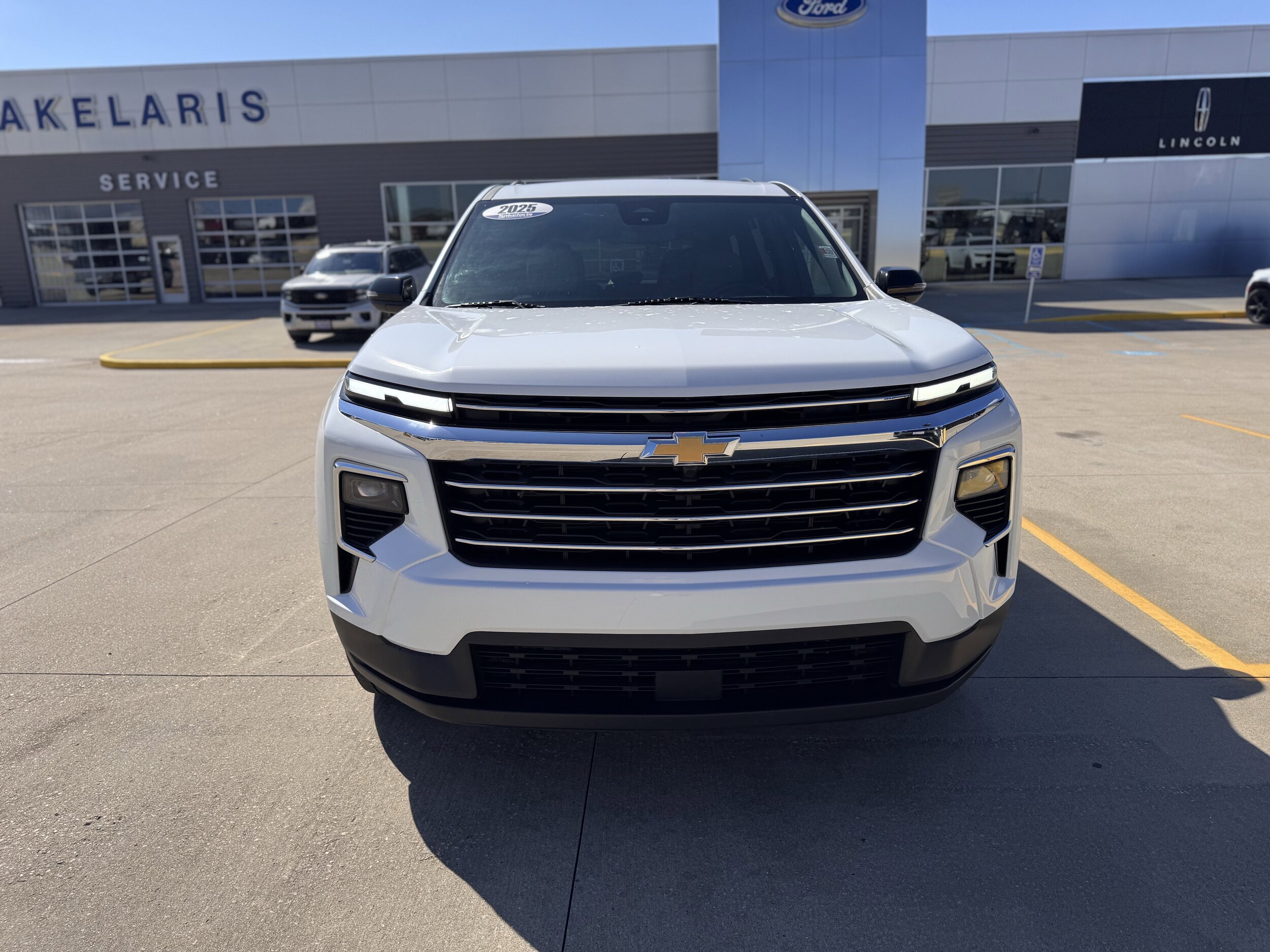 2025 Chevrolet Traverse photo 2