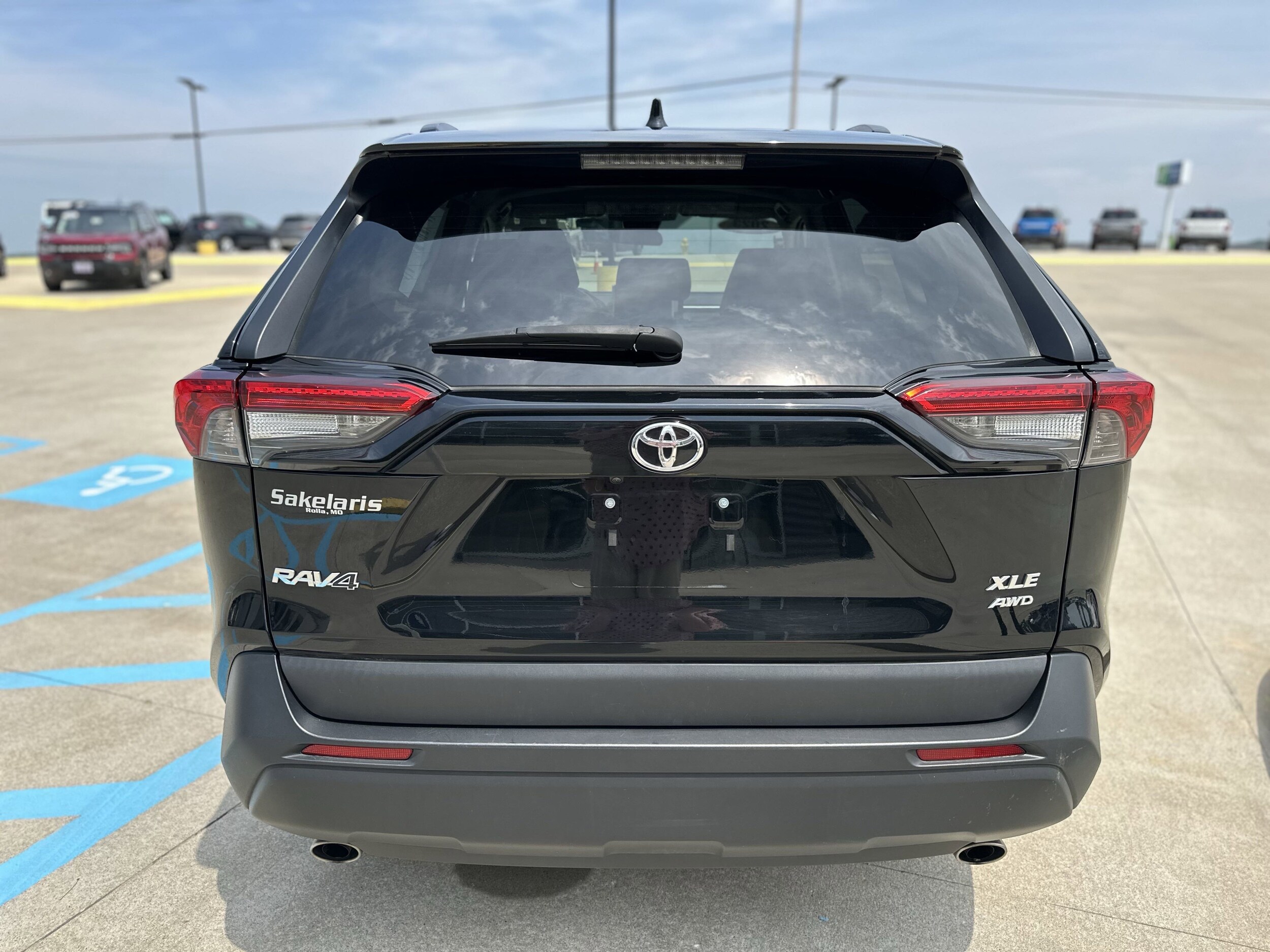 2023 Toyota RAV4 XLE photo 4