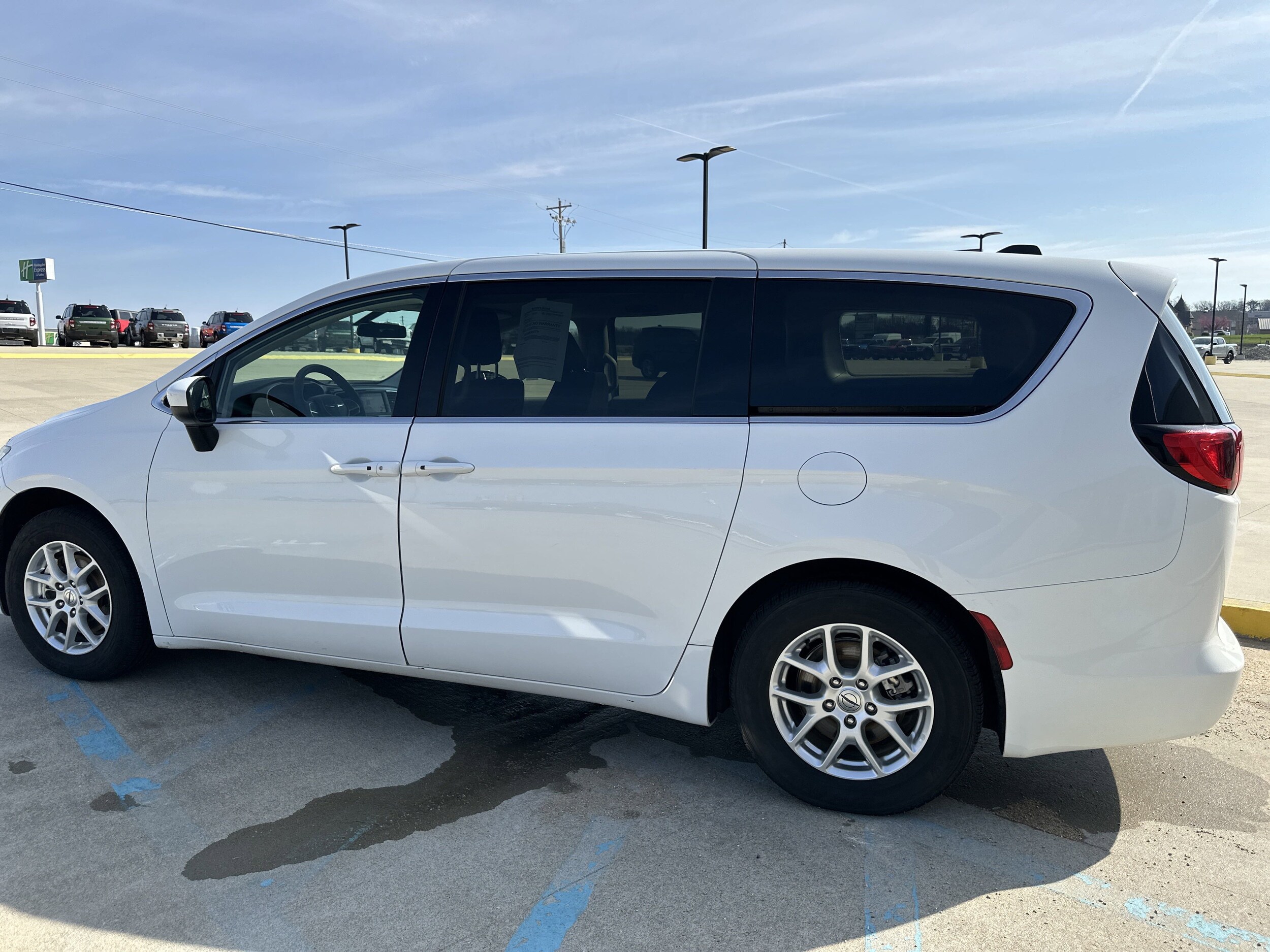 2022 Chrysler Voyager LX photo 4