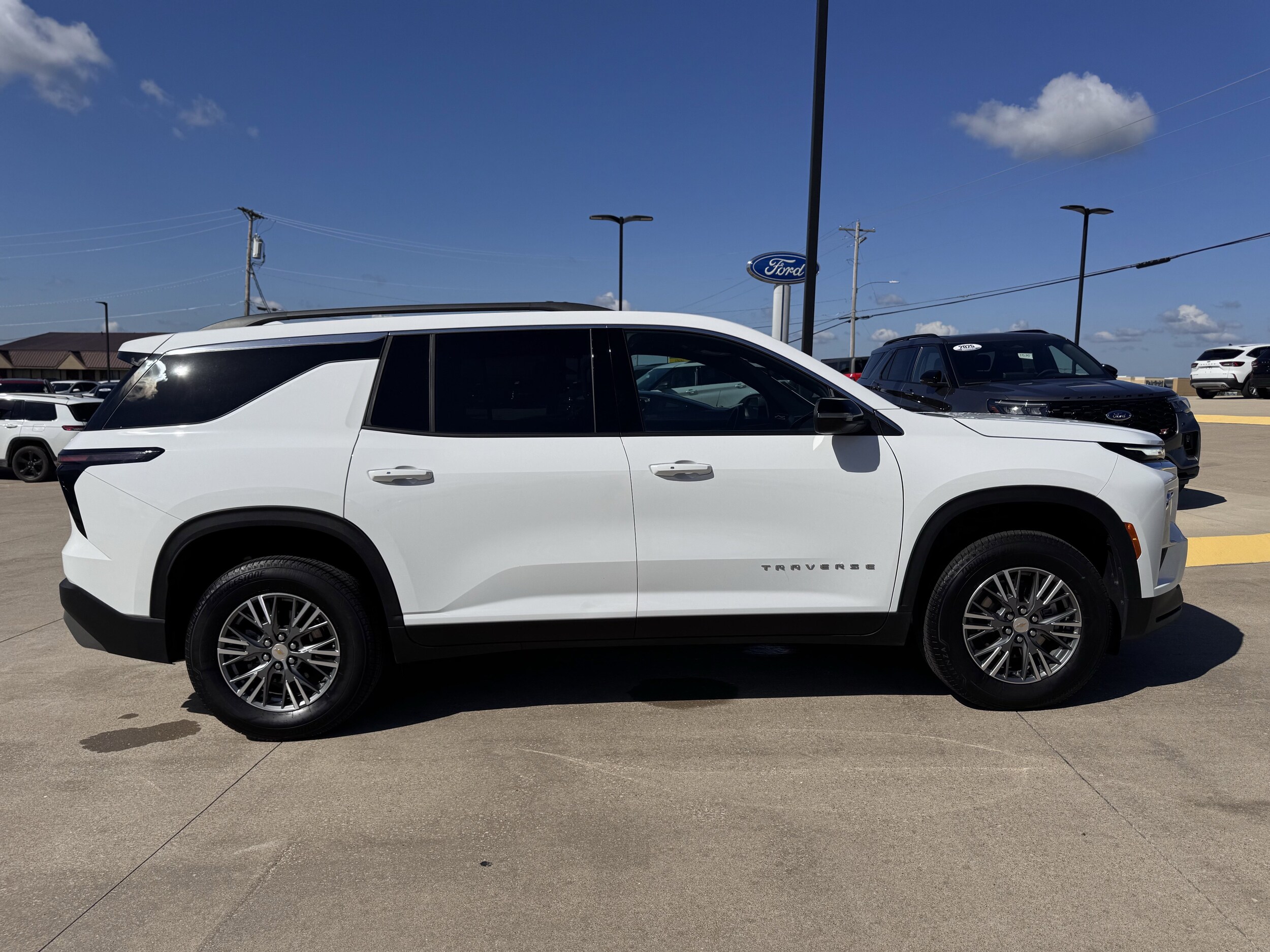 2025 Chevrolet Traverse photo 3