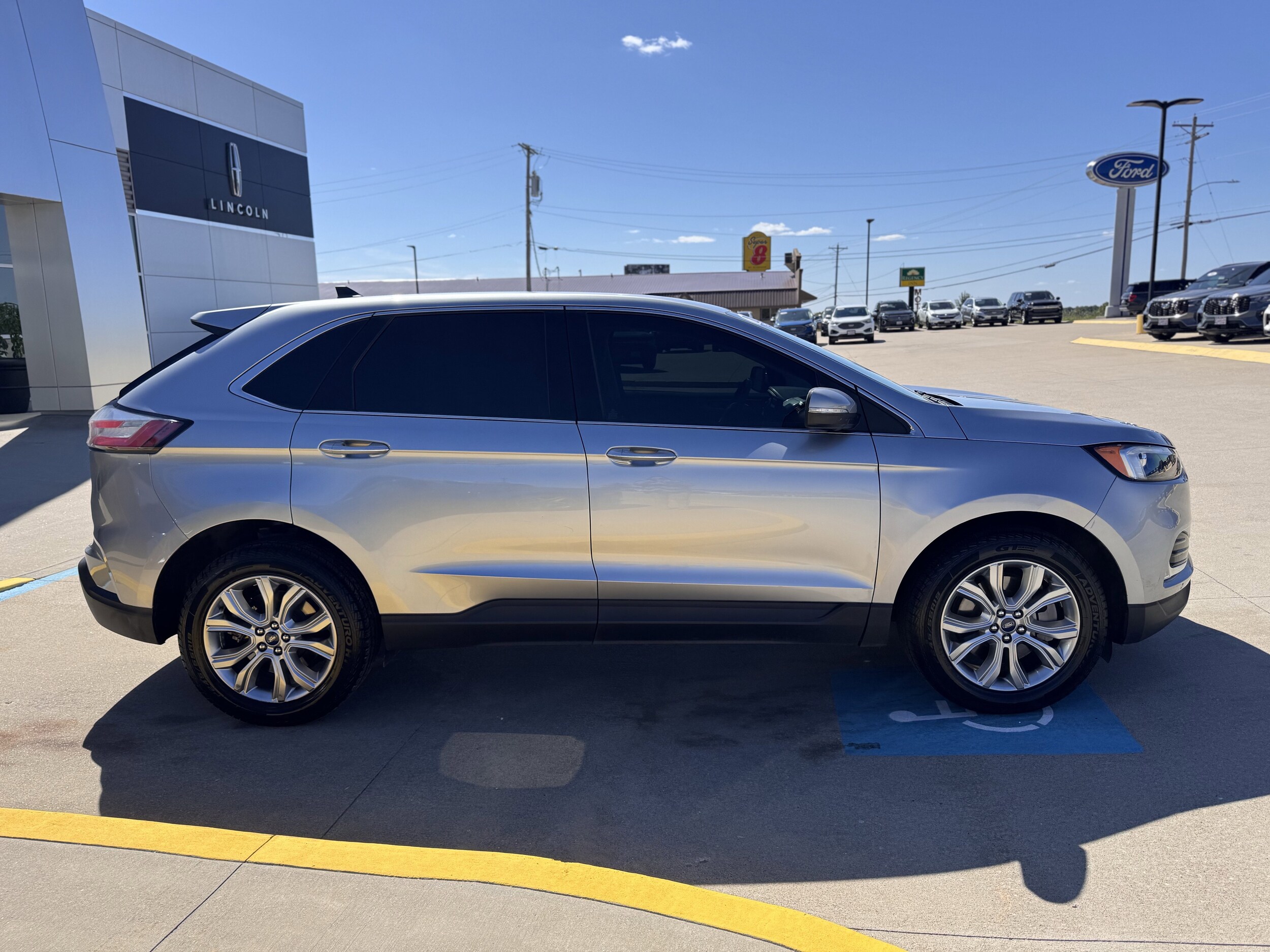 2022 Ford Edge Titanium photo 2