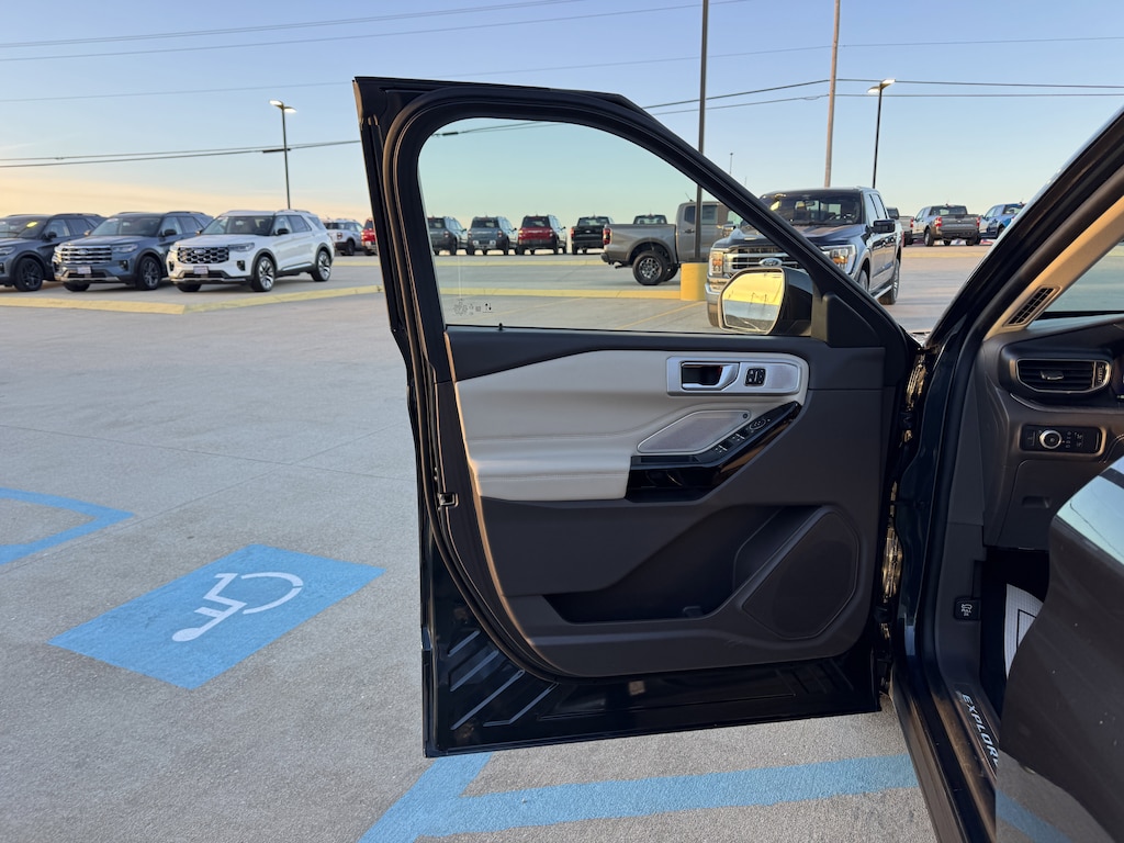 2022 Ford Explorer Platinum photo 2