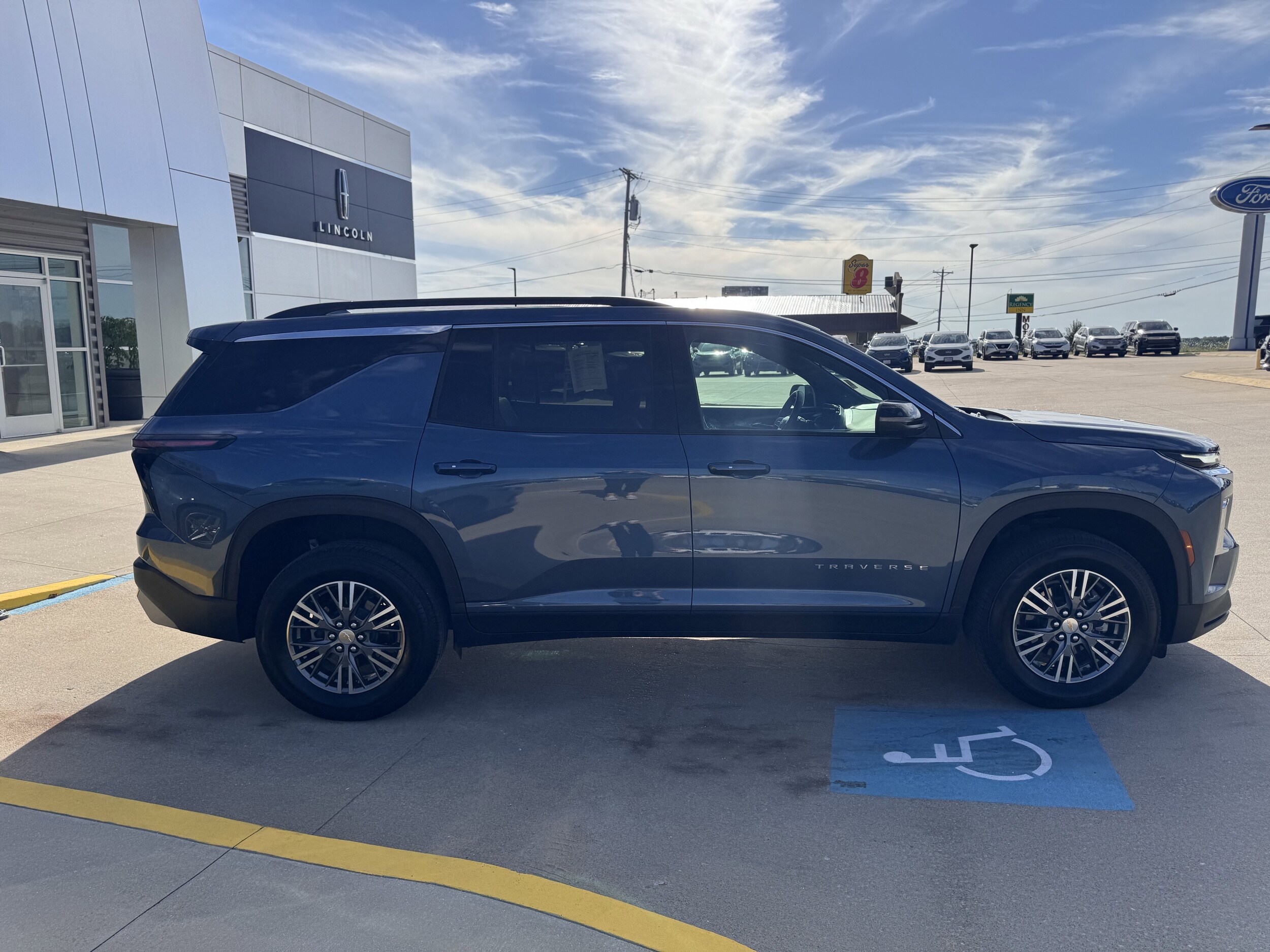 2025 Chevrolet Traverse photo 2