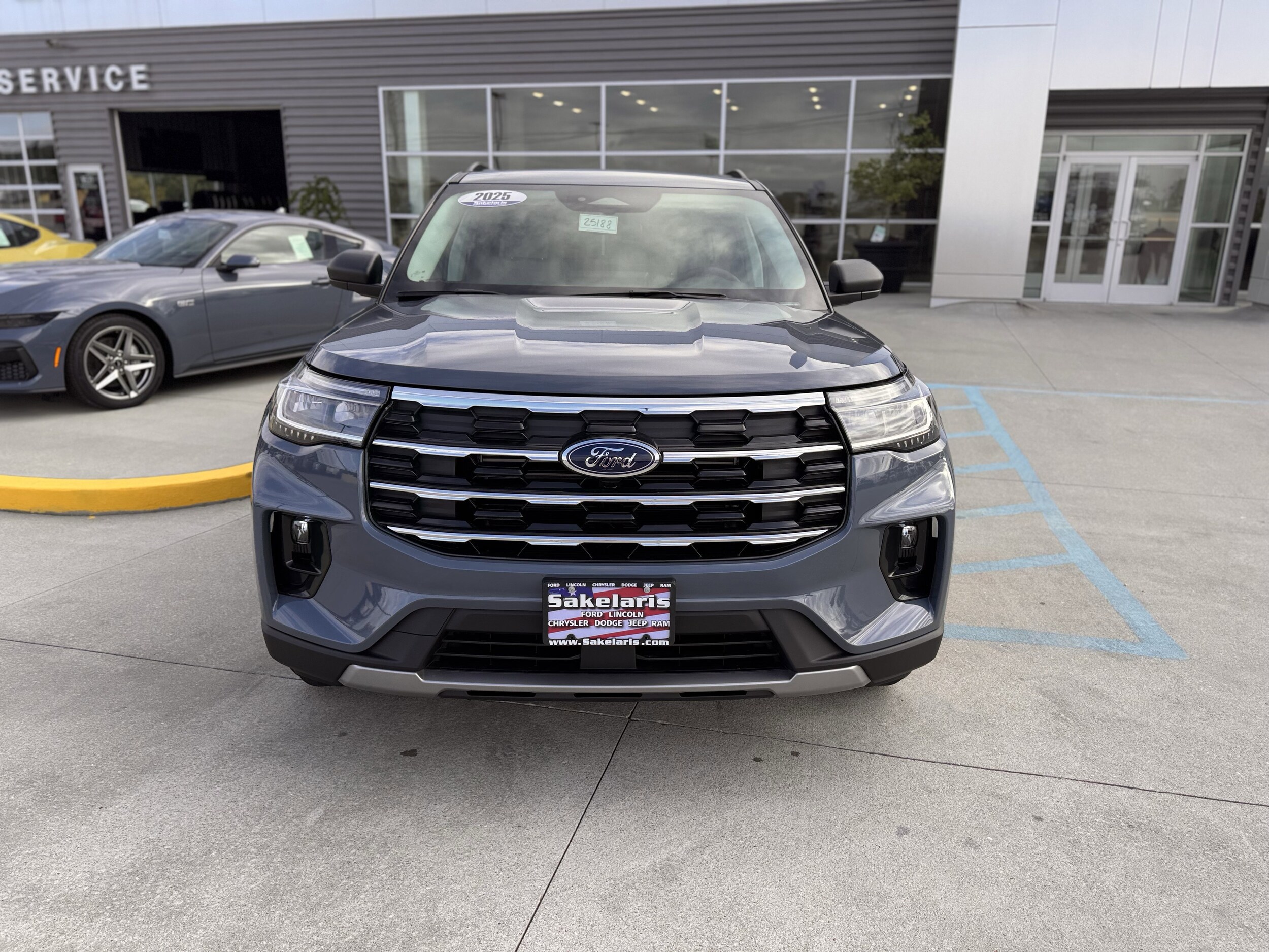 2025 Ford Explorer photo 2