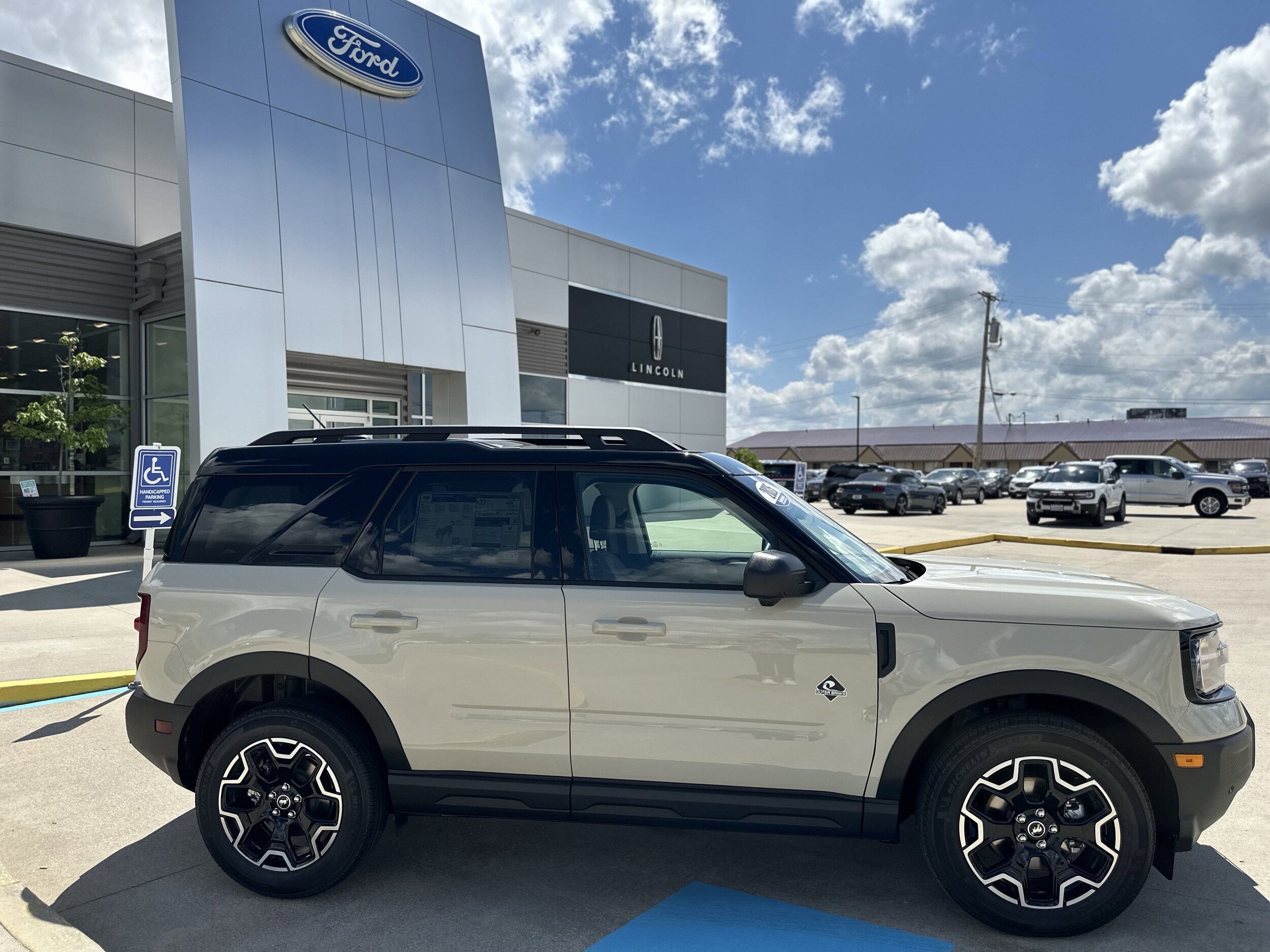 2025 Ford Bronco Sport Outer Banks photo 3