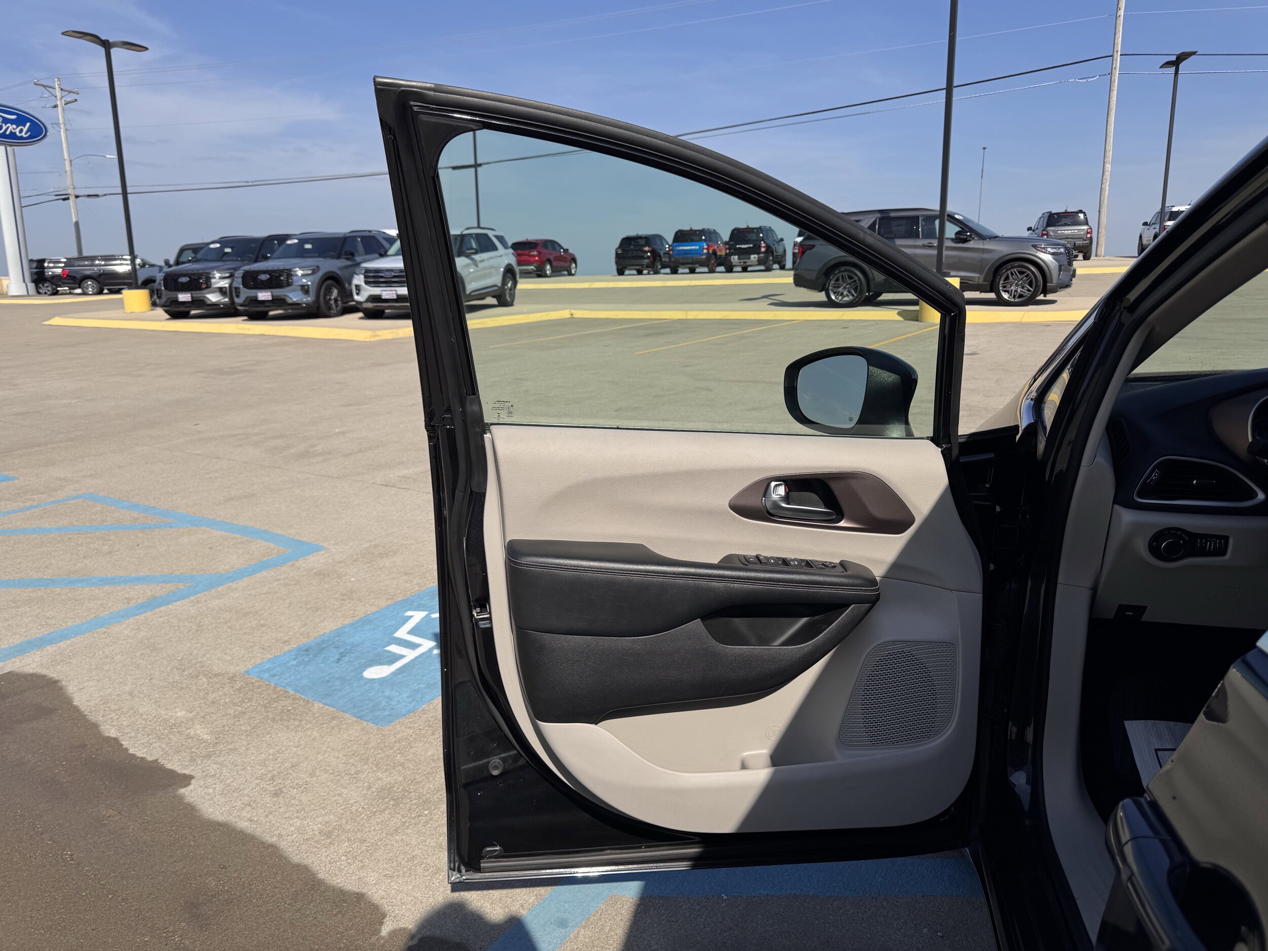 2023 Chrysler Voyager LX photo 3