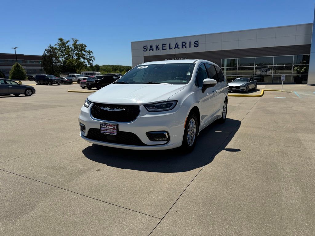 2023 Chrysler Pacifica Touring L's photo