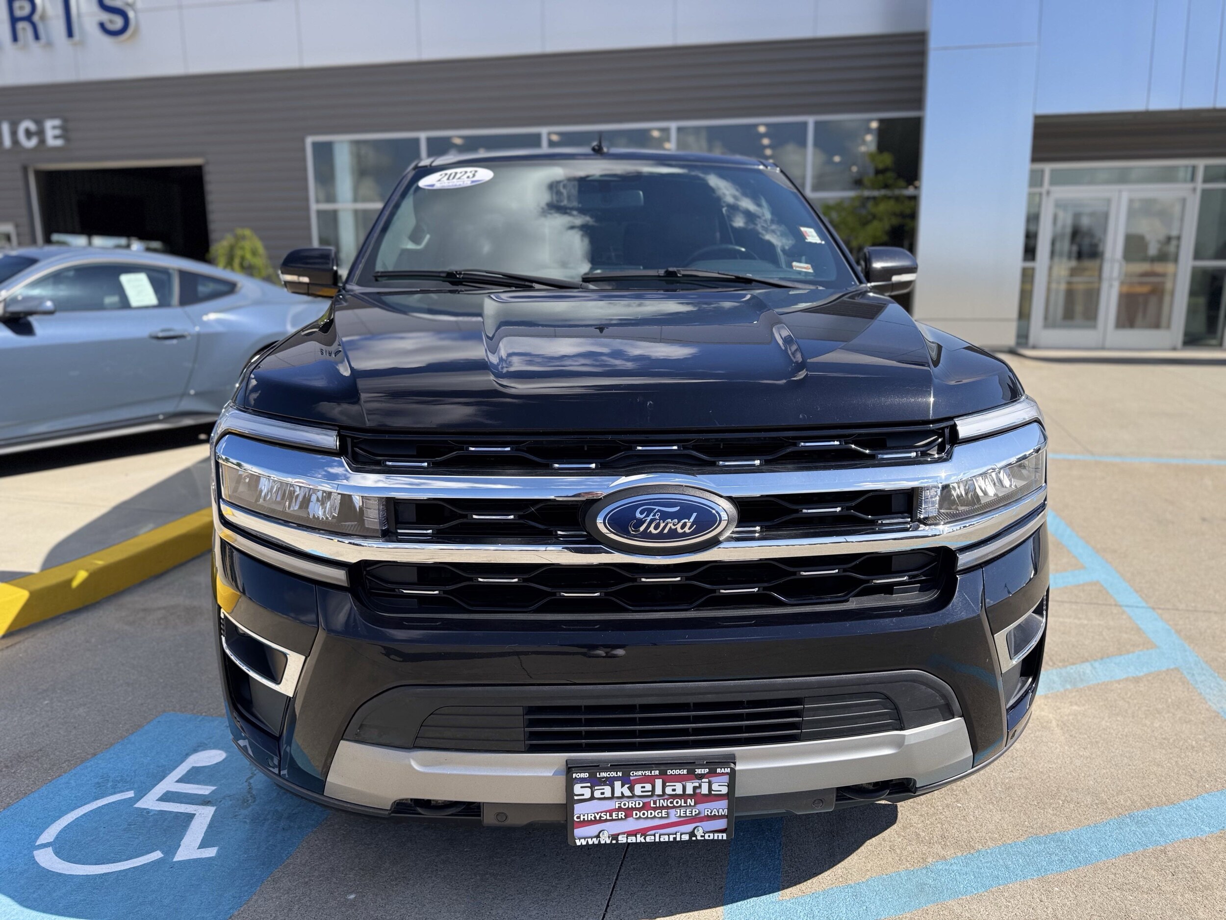 2023 Ford Expedition Limited photo 2