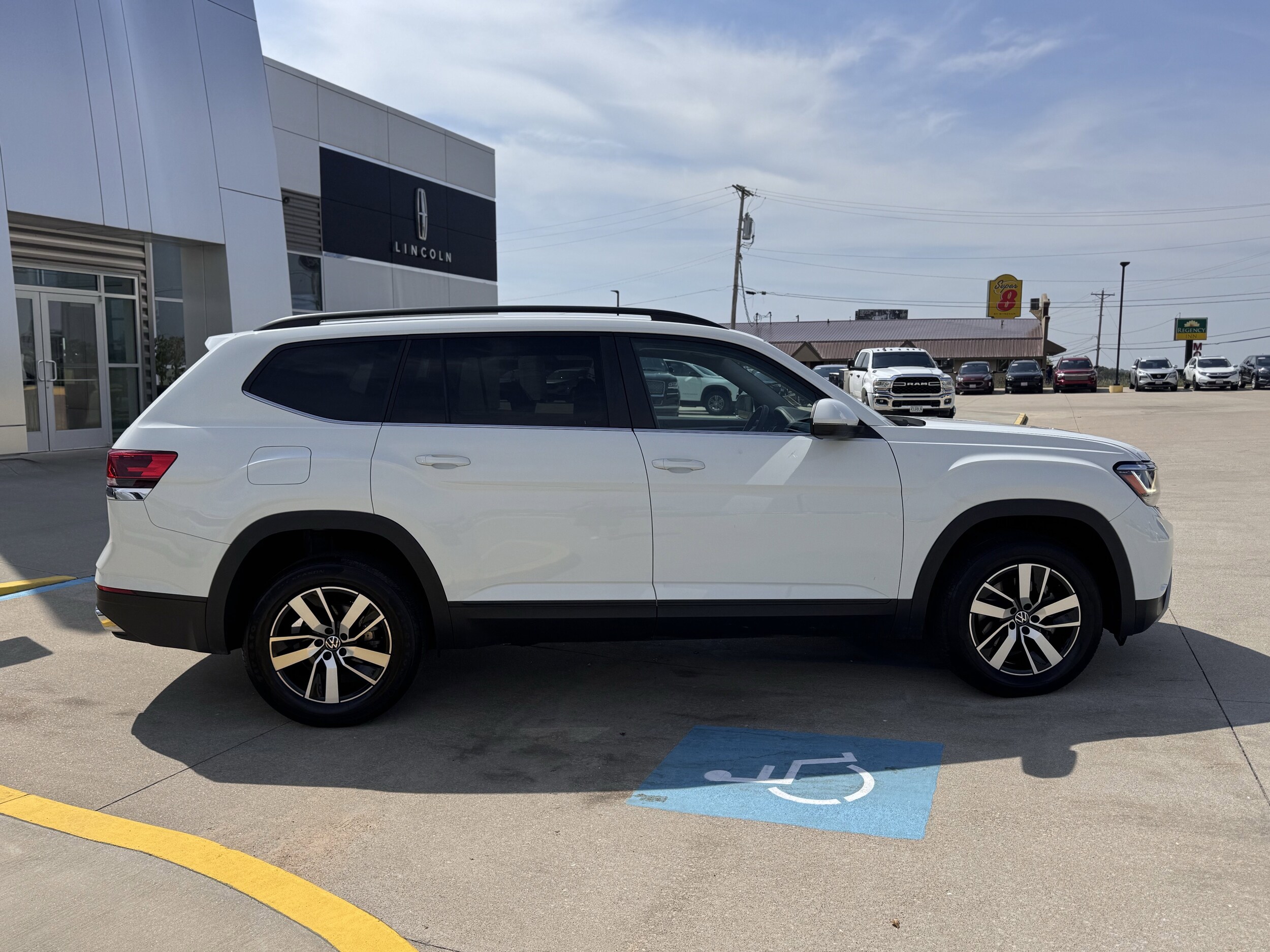 2022 Volkswagen Atlas SE photo 2