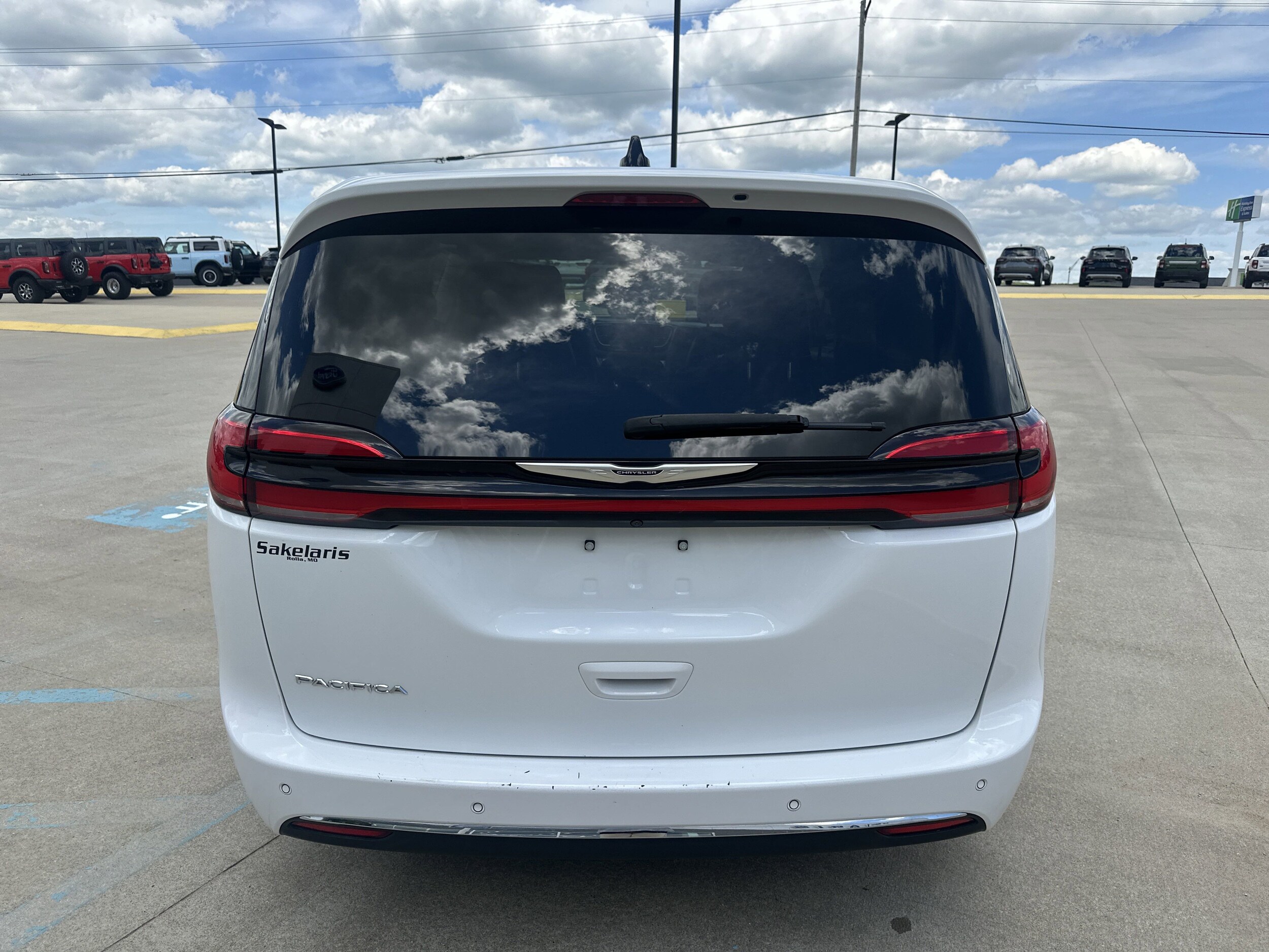 2023 Chrysler Pacifica Touring L photo 4
