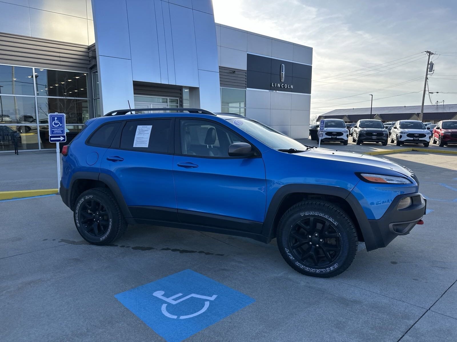 2017 Jeep Cherokee Trailhawk photo 2