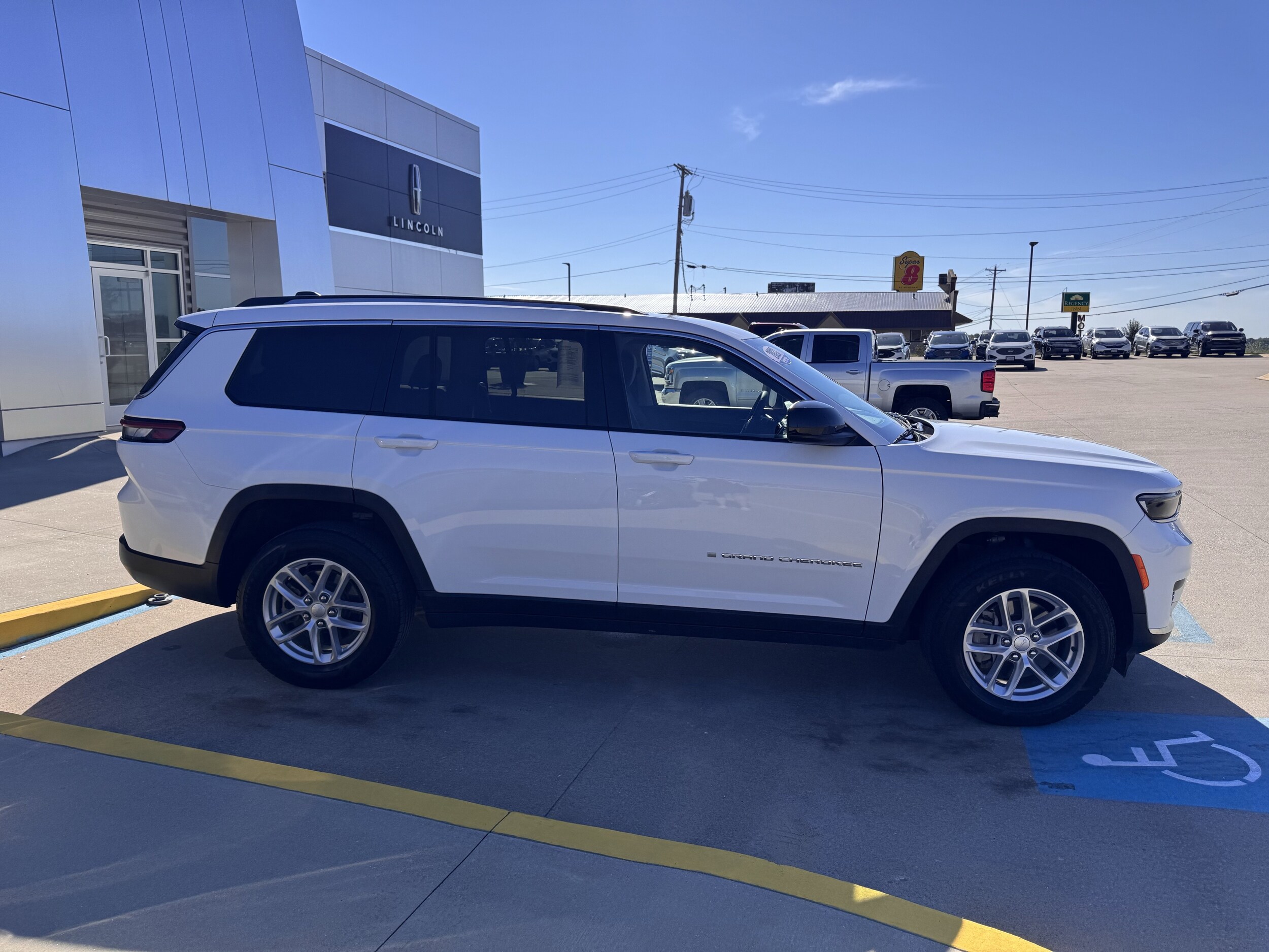 2023 Jeep Grand Cherokee Laredo photo 2