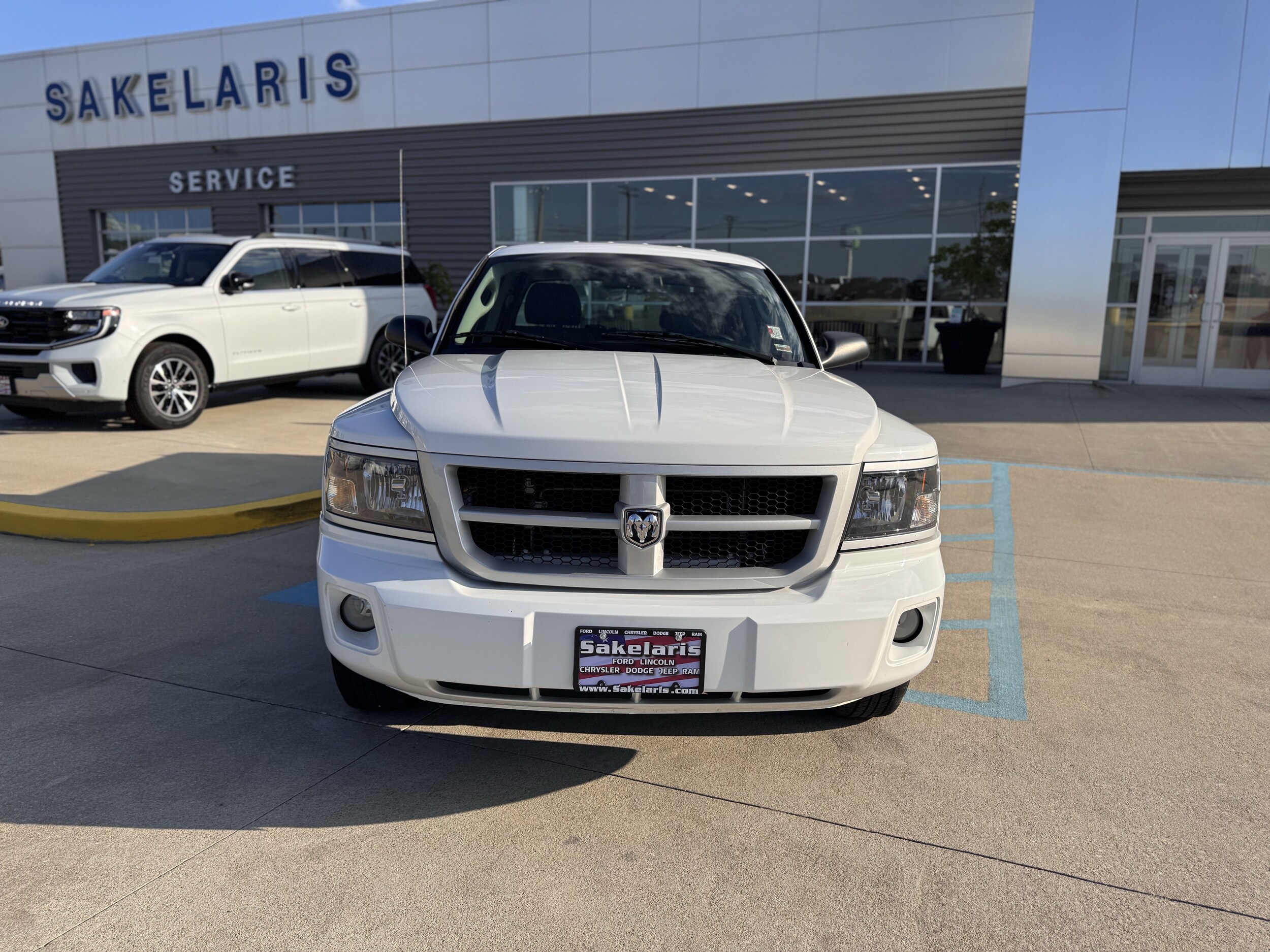 2011 Dodge Dakota SXT SLT photo 2
