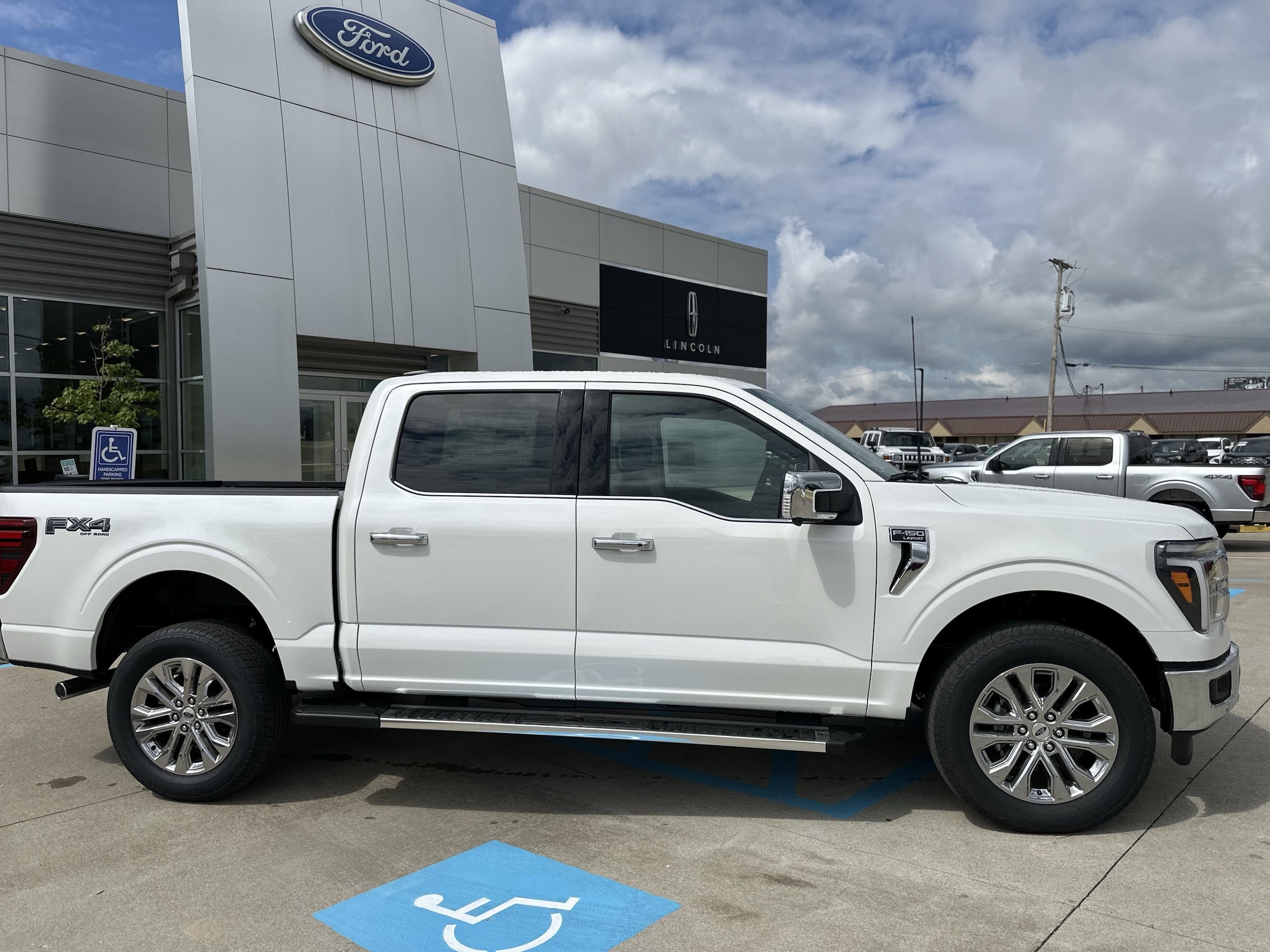 2025 Ford F-150 Lariat photo 3