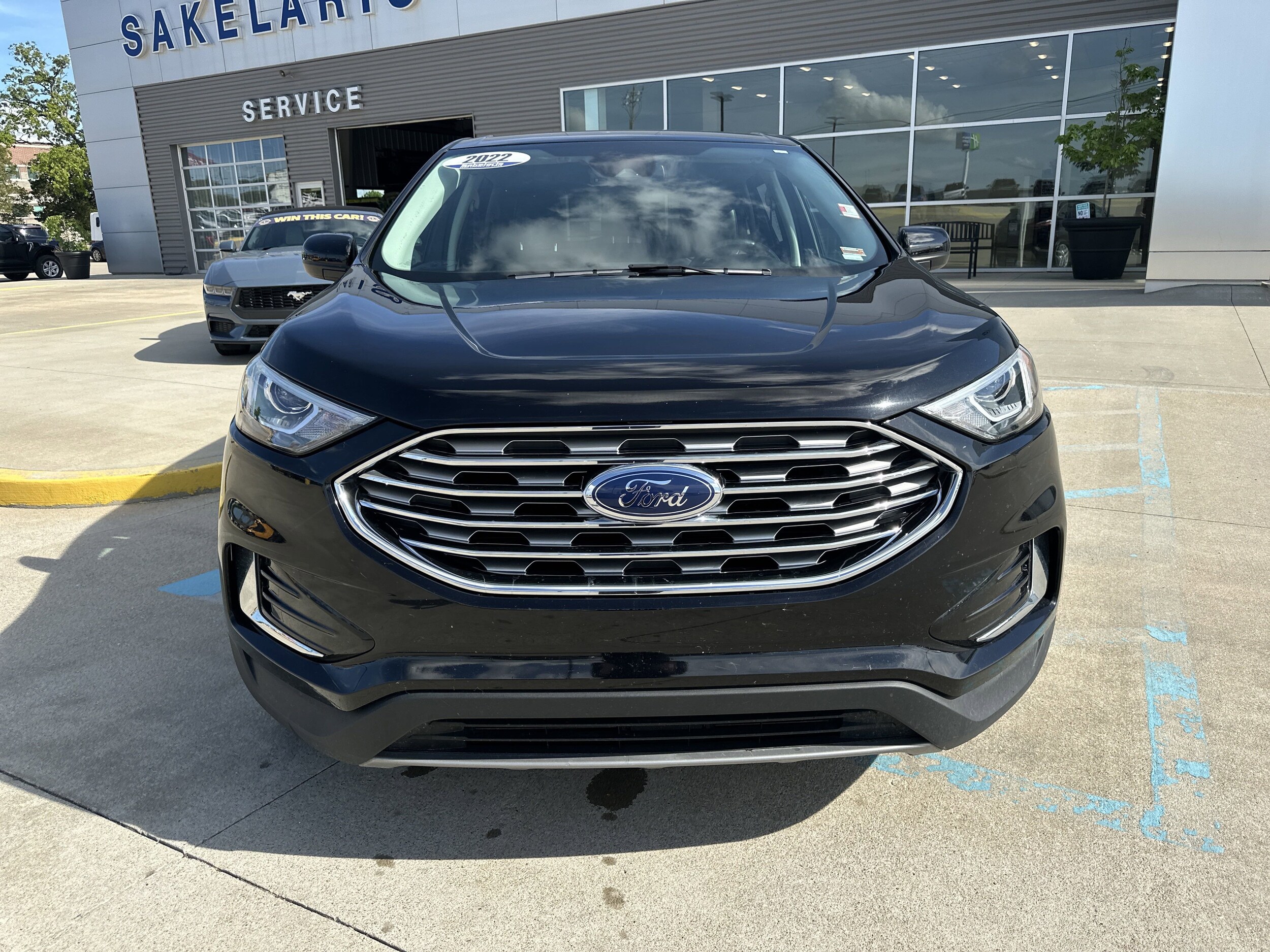 2022 Ford Edge Titanium photo 2