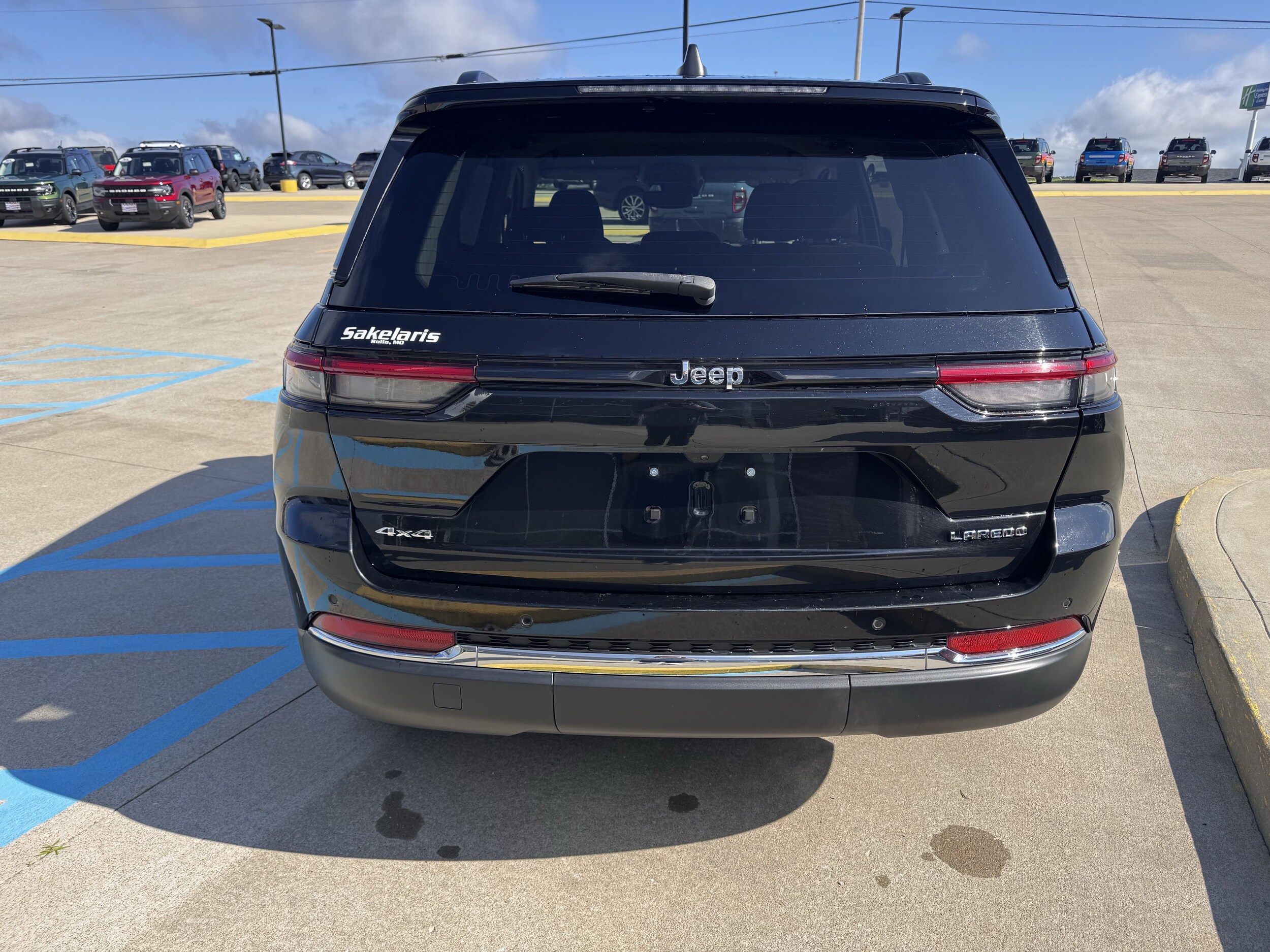 2023 Jeep Grand Cherokee Laredo photo 4