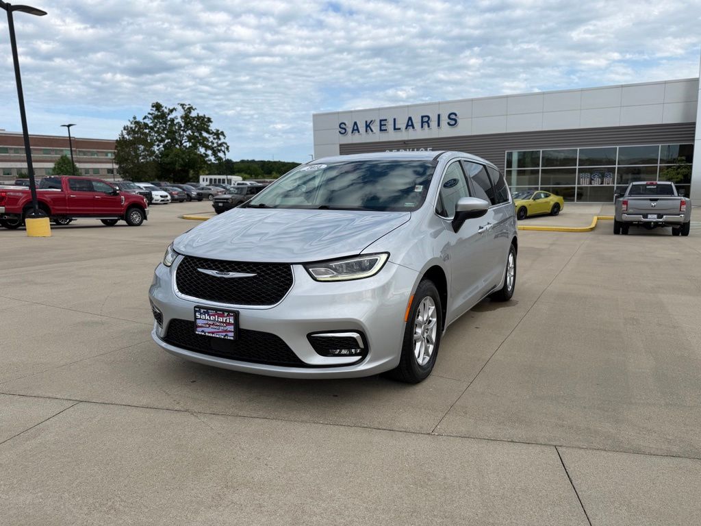 2023 Chrysler Pacifica Touring L's photo
