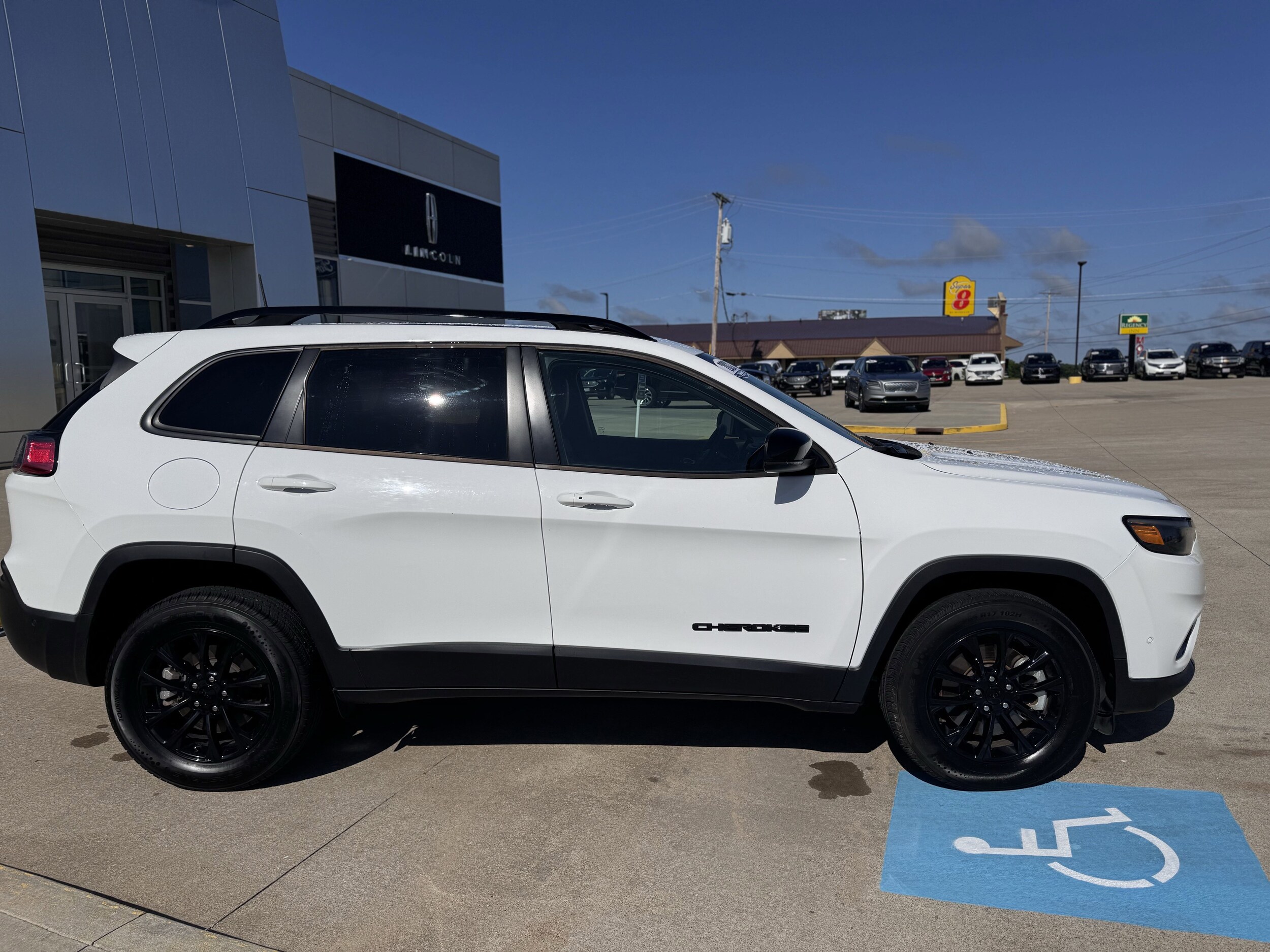2023 Jeep Cherokee Altitude Lux photo 3