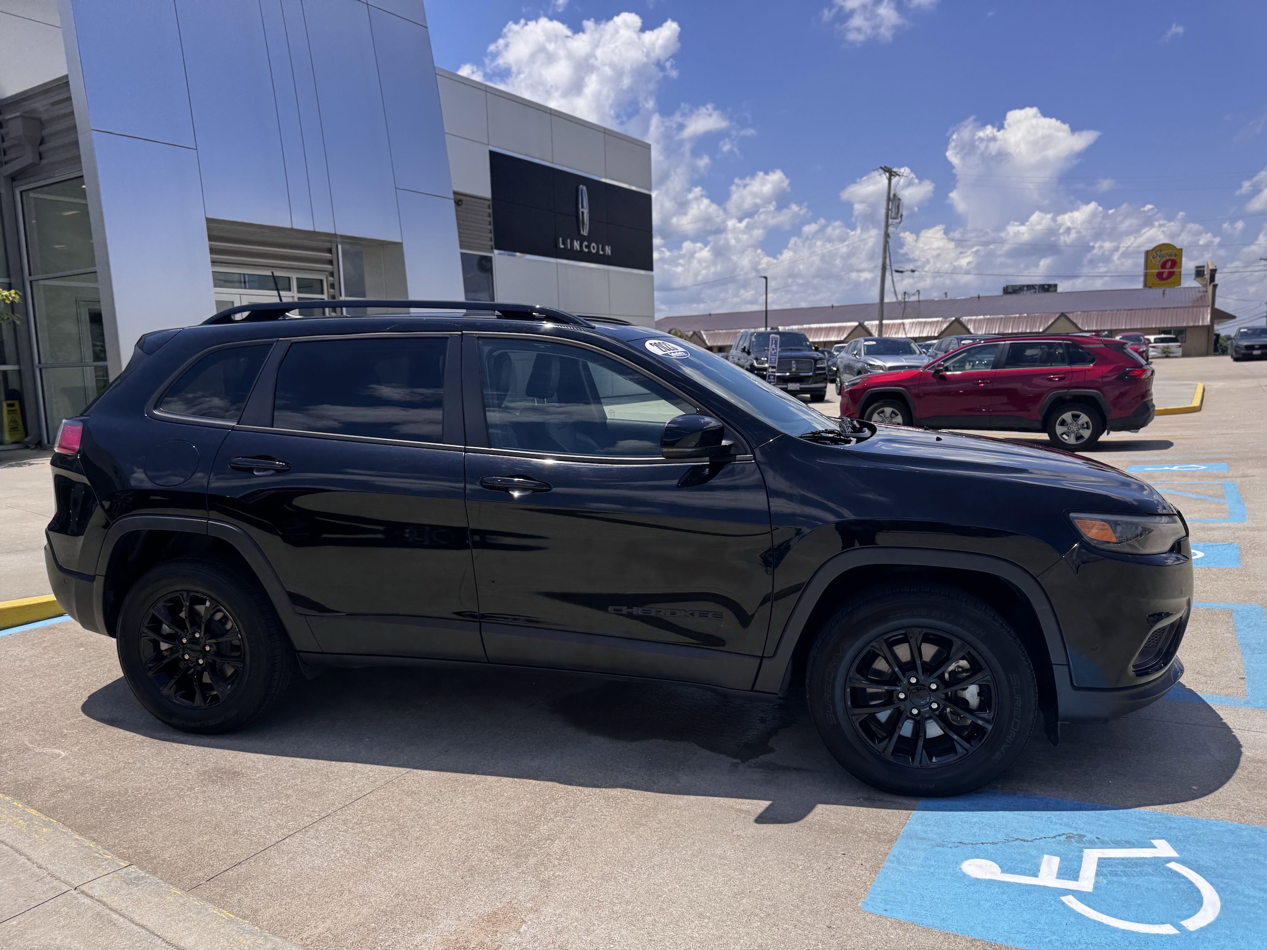 2023 Jeep Cherokee Altitude Lux photo 3