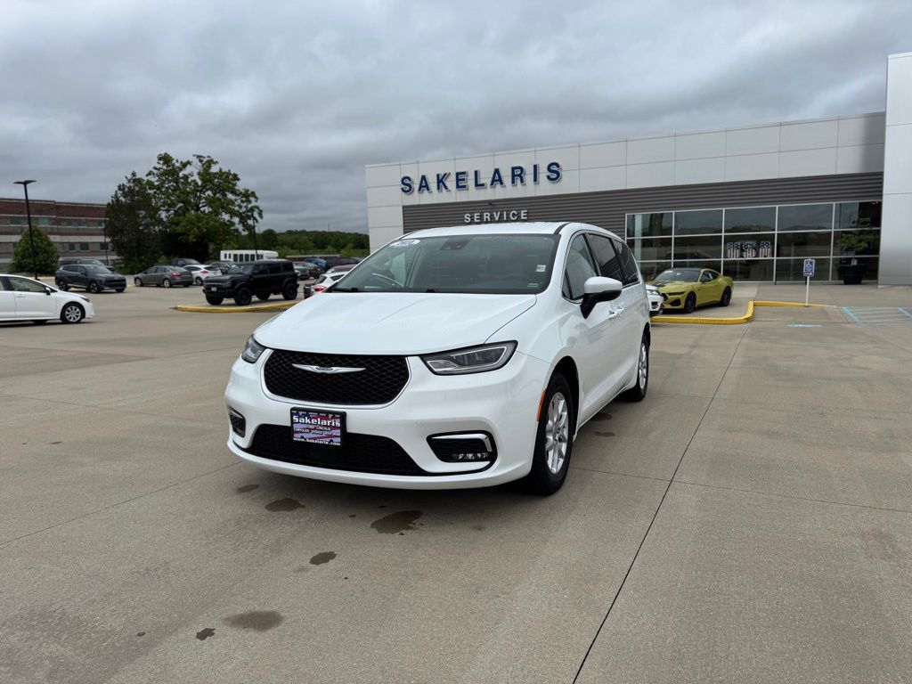 2023 Chrysler Pacifica Touring L's photo