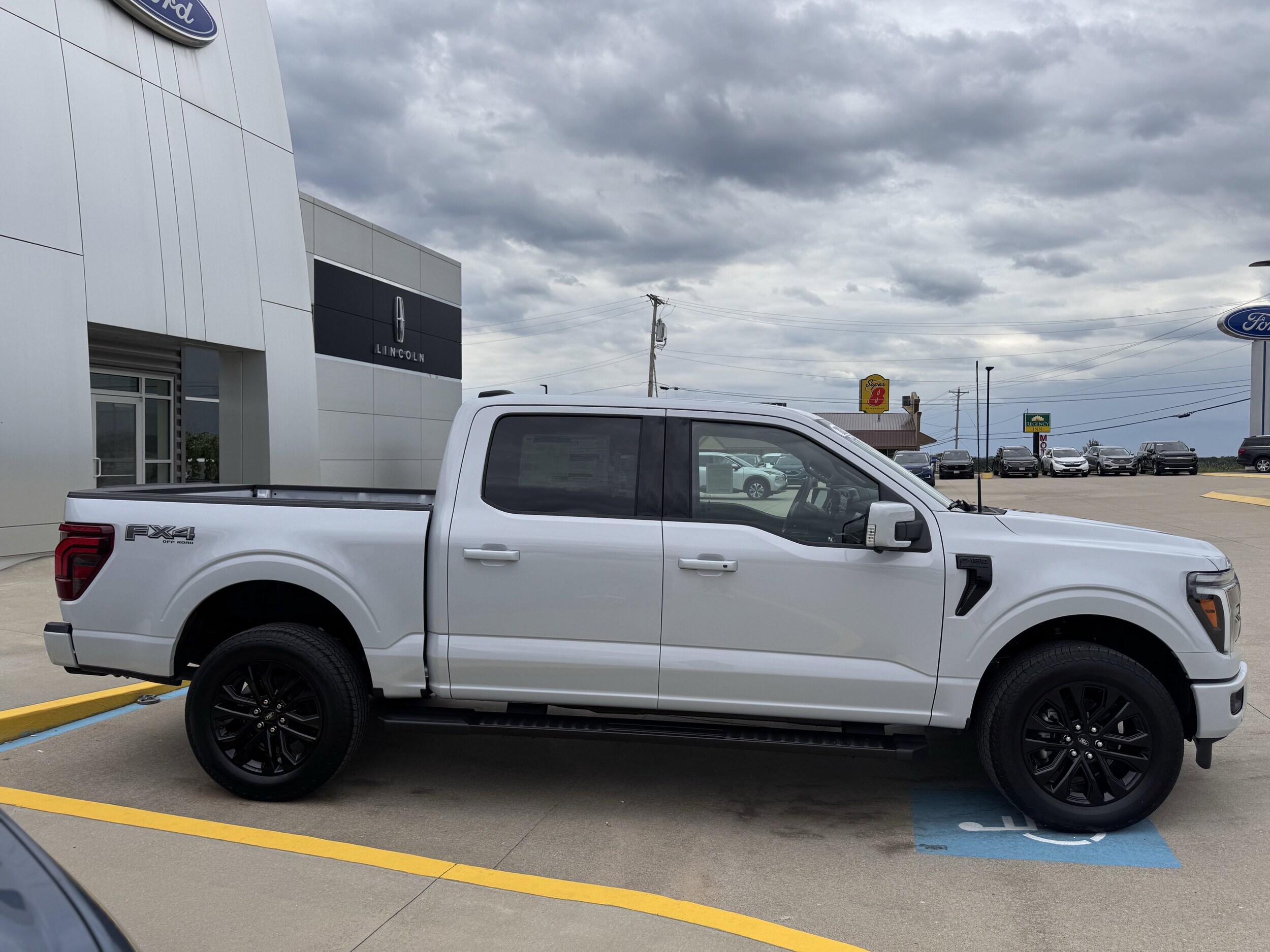 2025 Ford F-150 Lariat photo 3