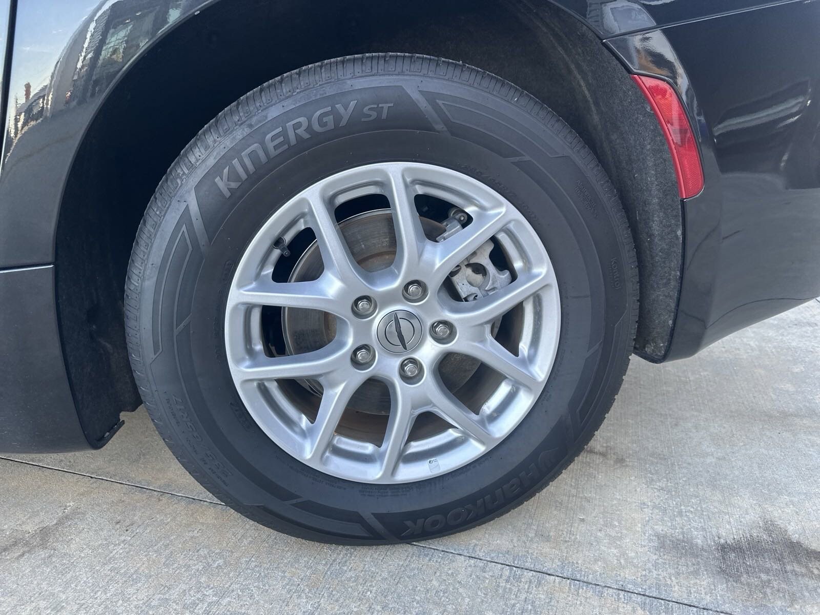 2023 Chrysler Voyager LX photo 3