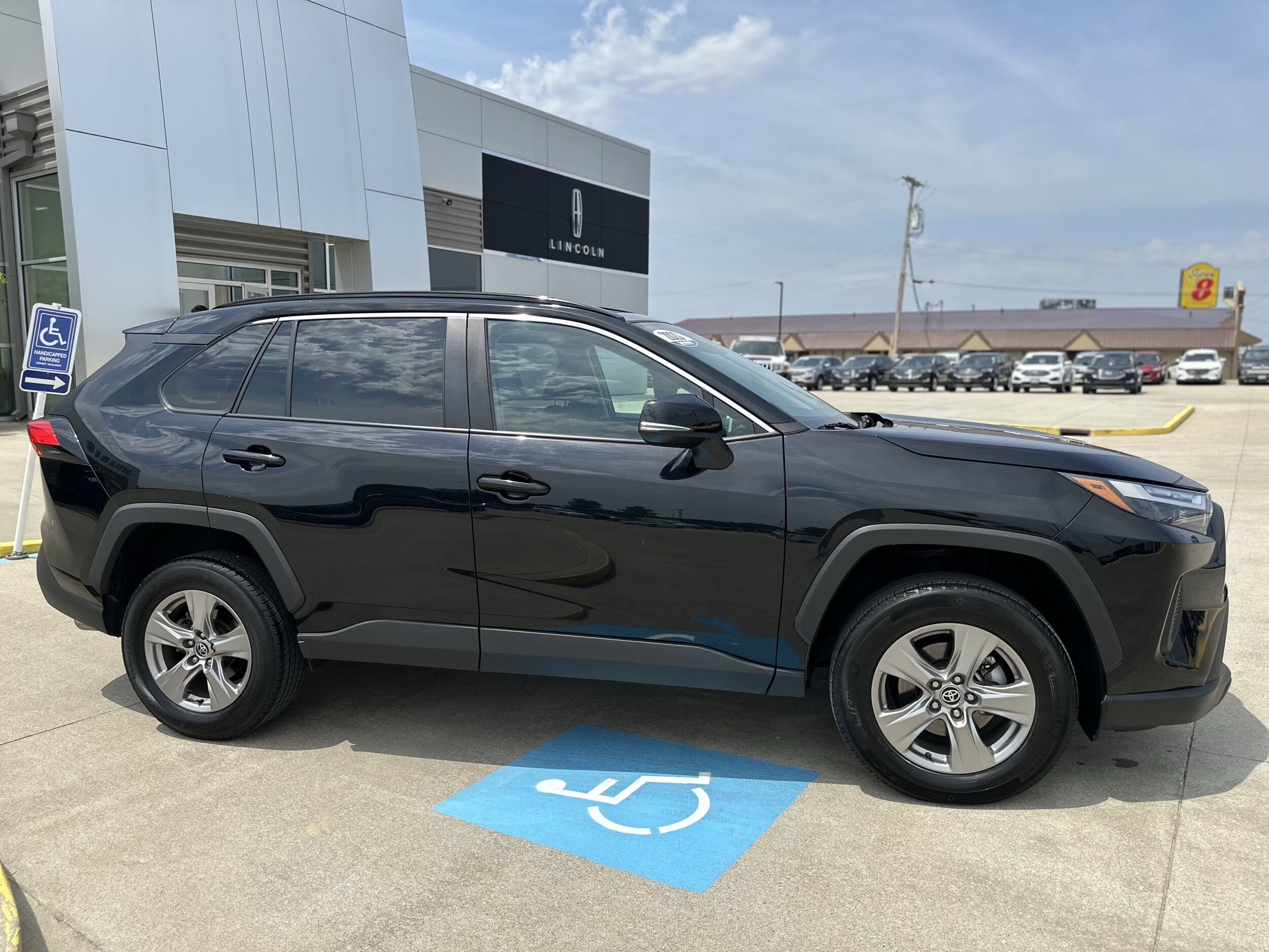 2023 Toyota RAV4 XLE photo 3