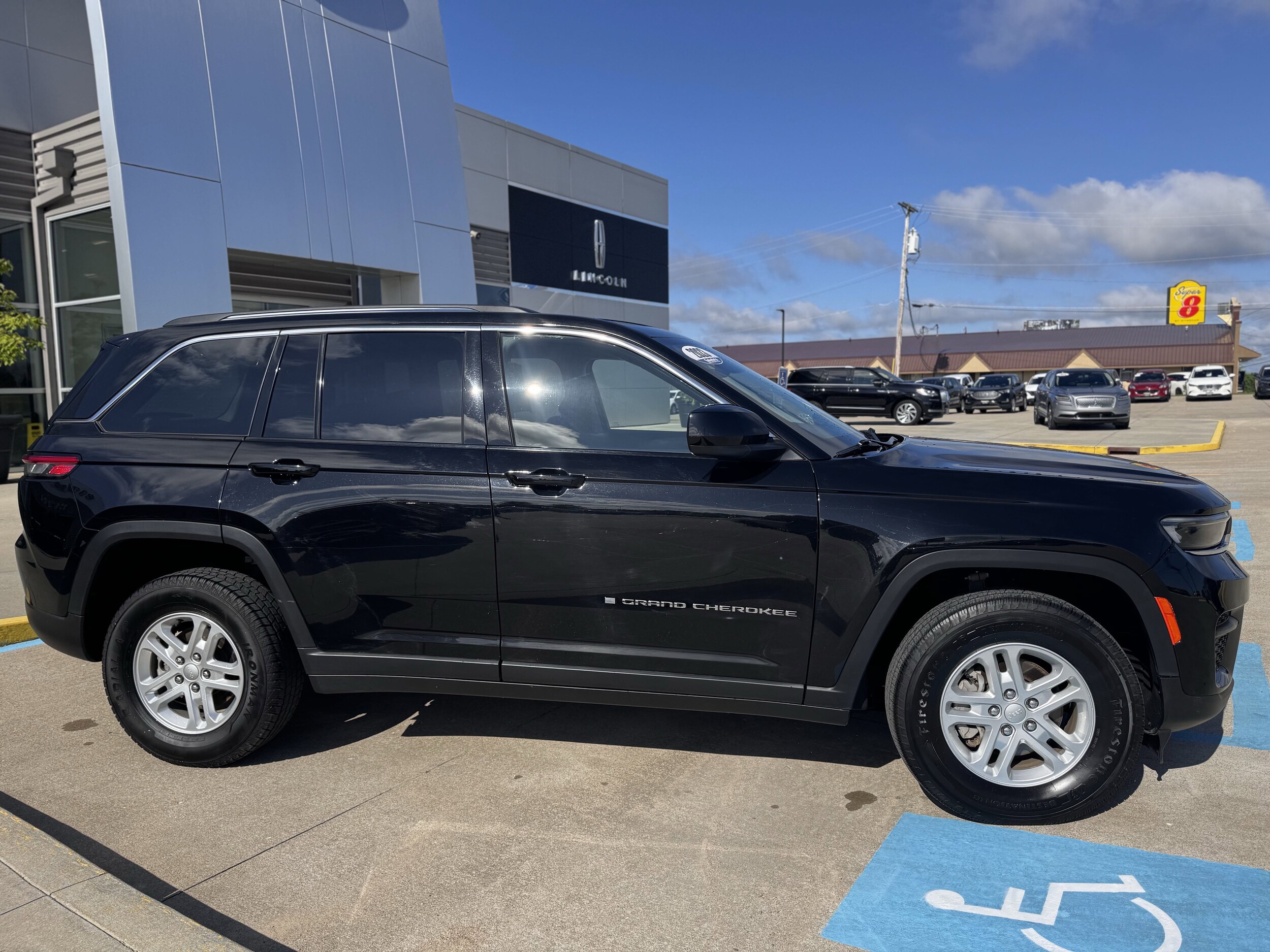 2023 Jeep Grand Cherokee Laredo photo 3
