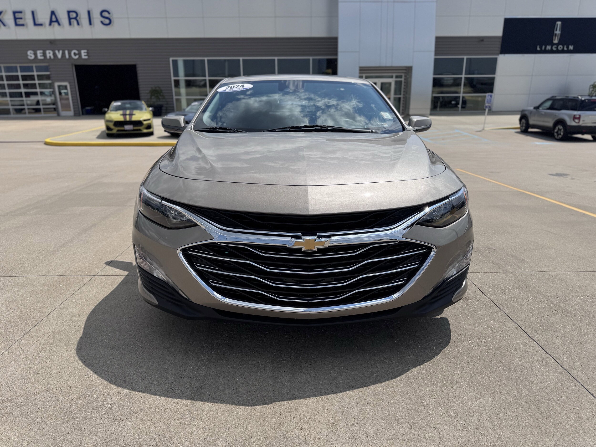 2024 Chevrolet Malibu 1LT photo 2
