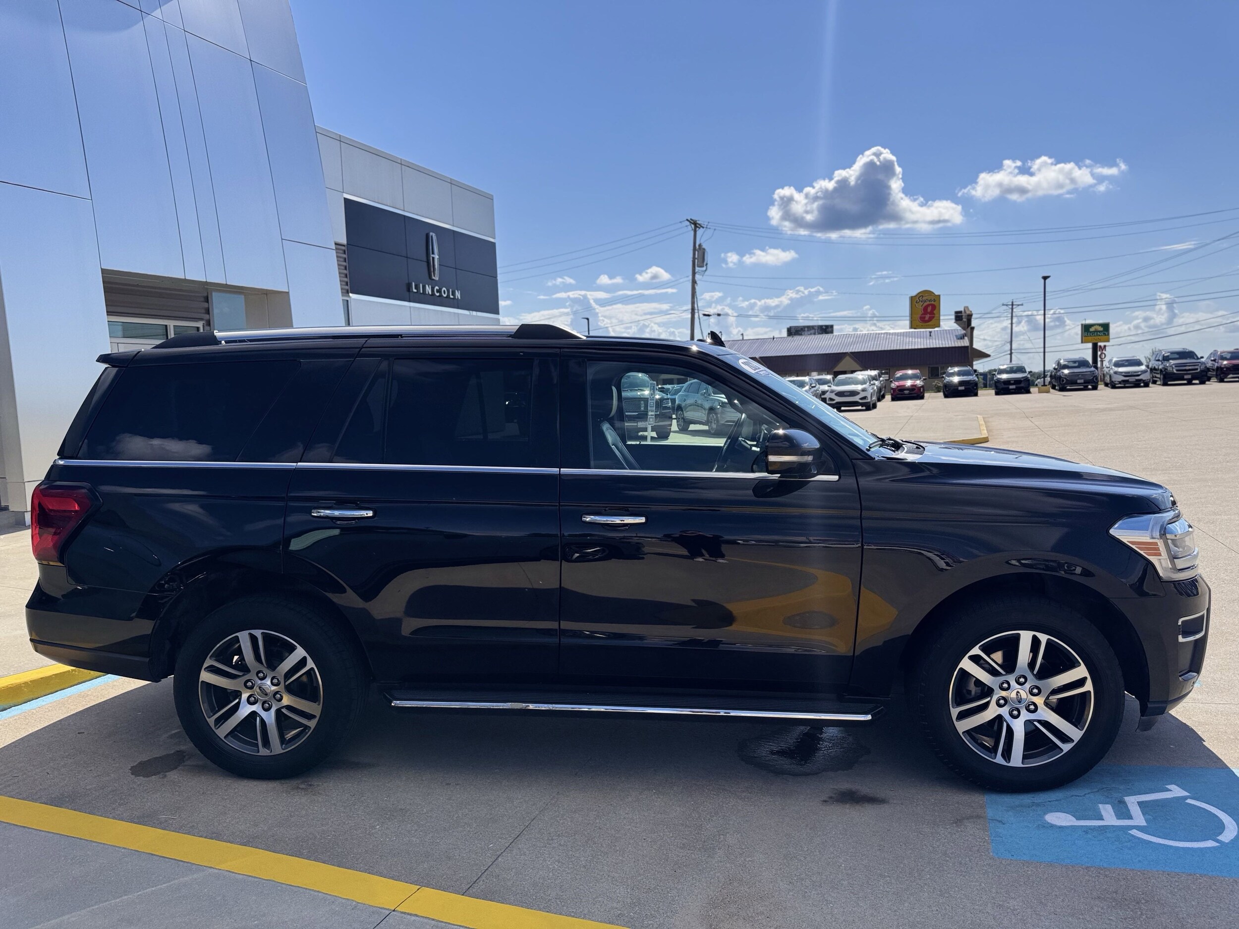 2023 Ford Expedition Limited photo 3