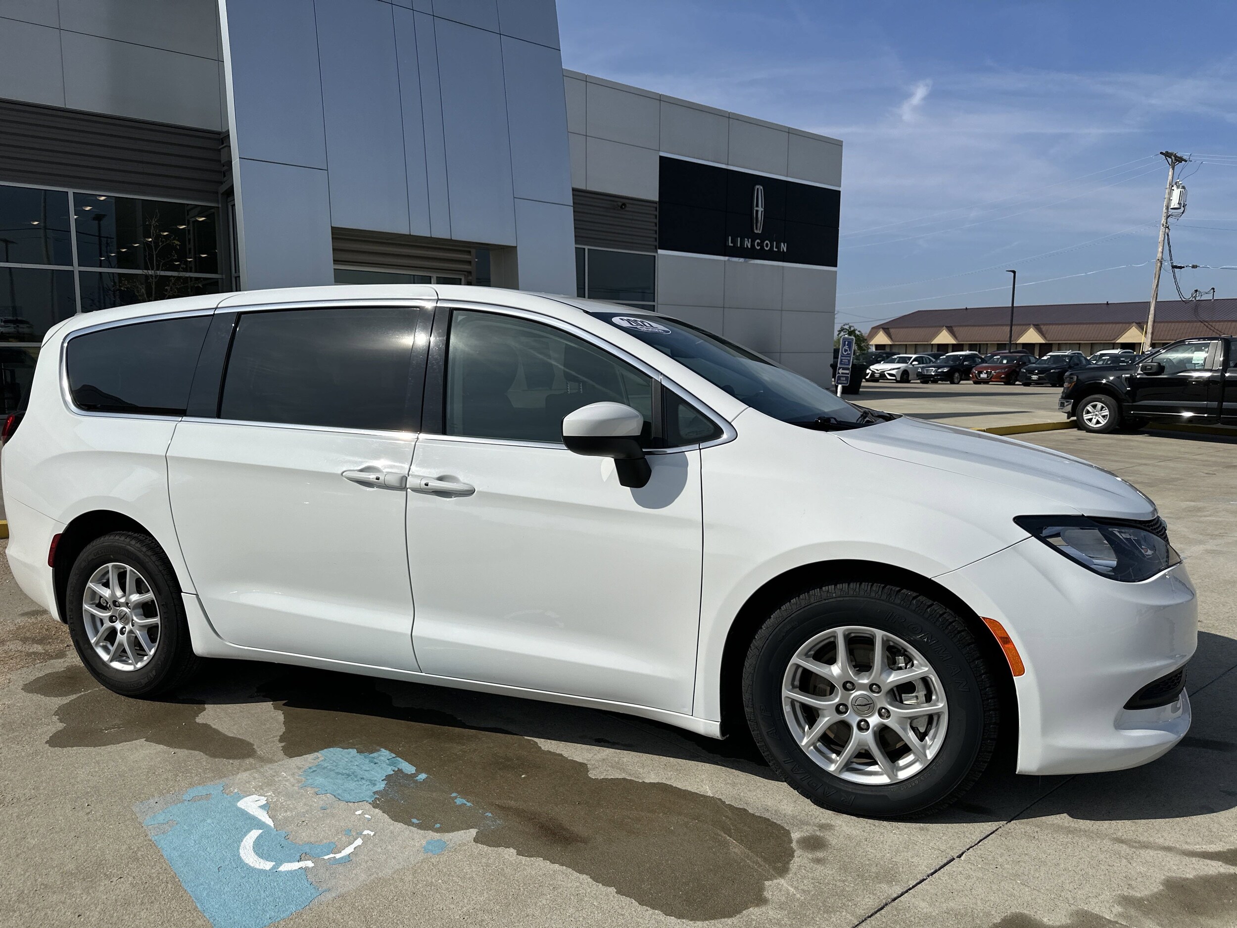 2022 Chrysler Voyager LX photo 2