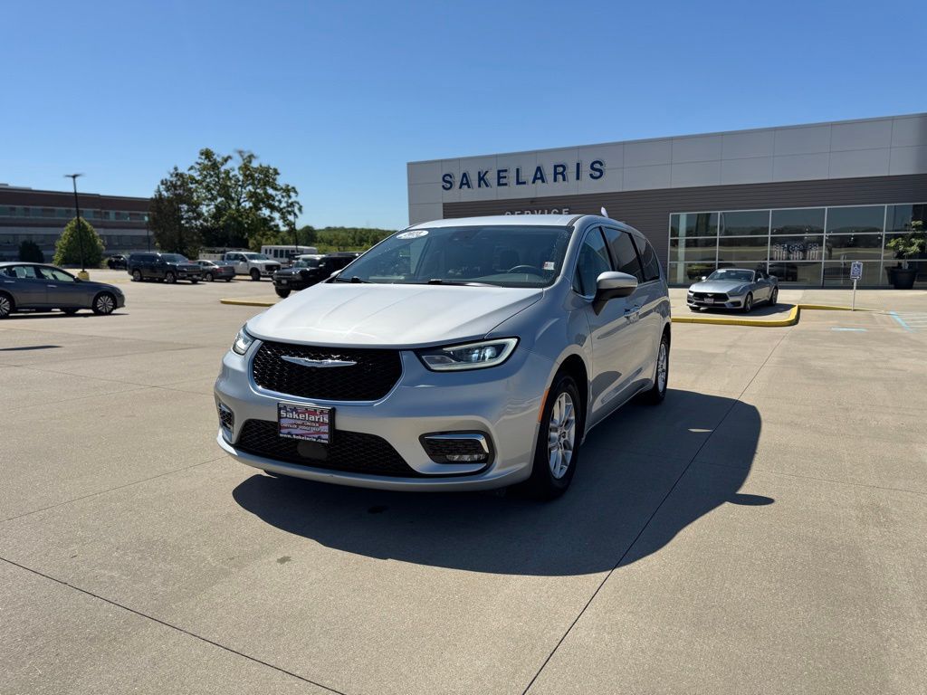 2023 Chrysler Pacifica Touring L's photo