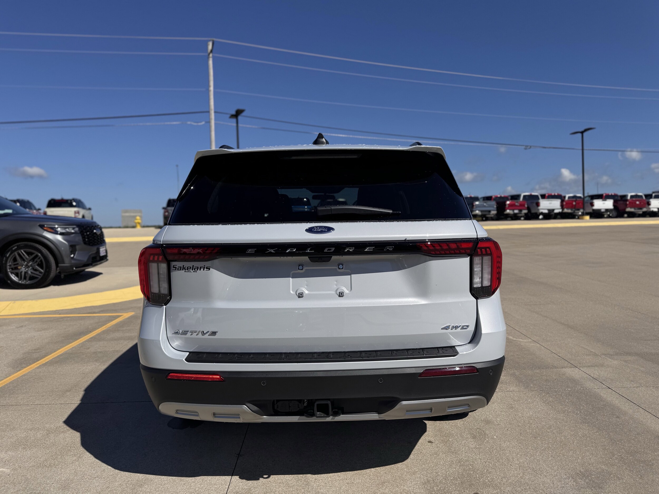 2025 Ford Explorer photo 3