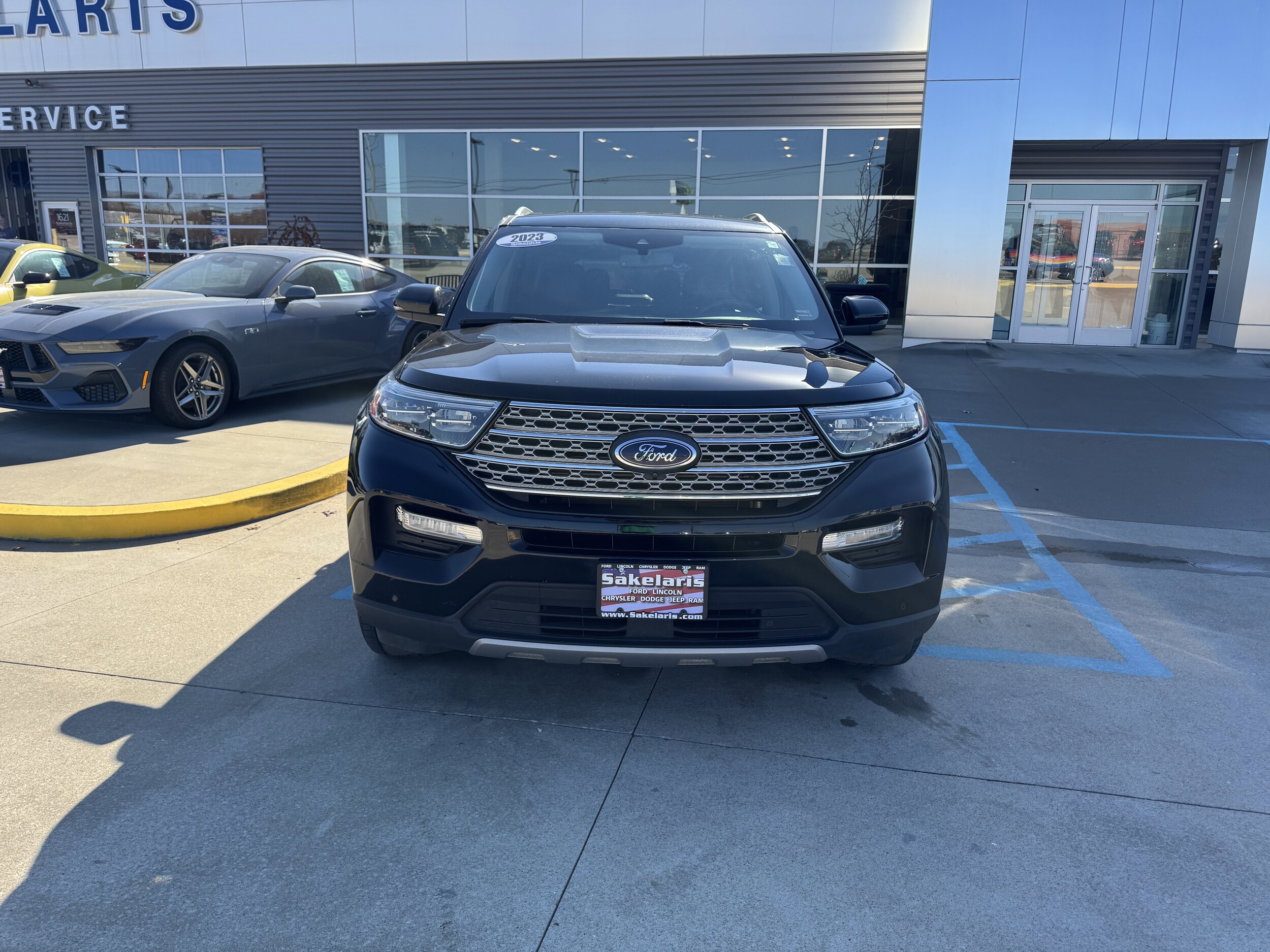 2023 Ford Explorer Limited photo 2