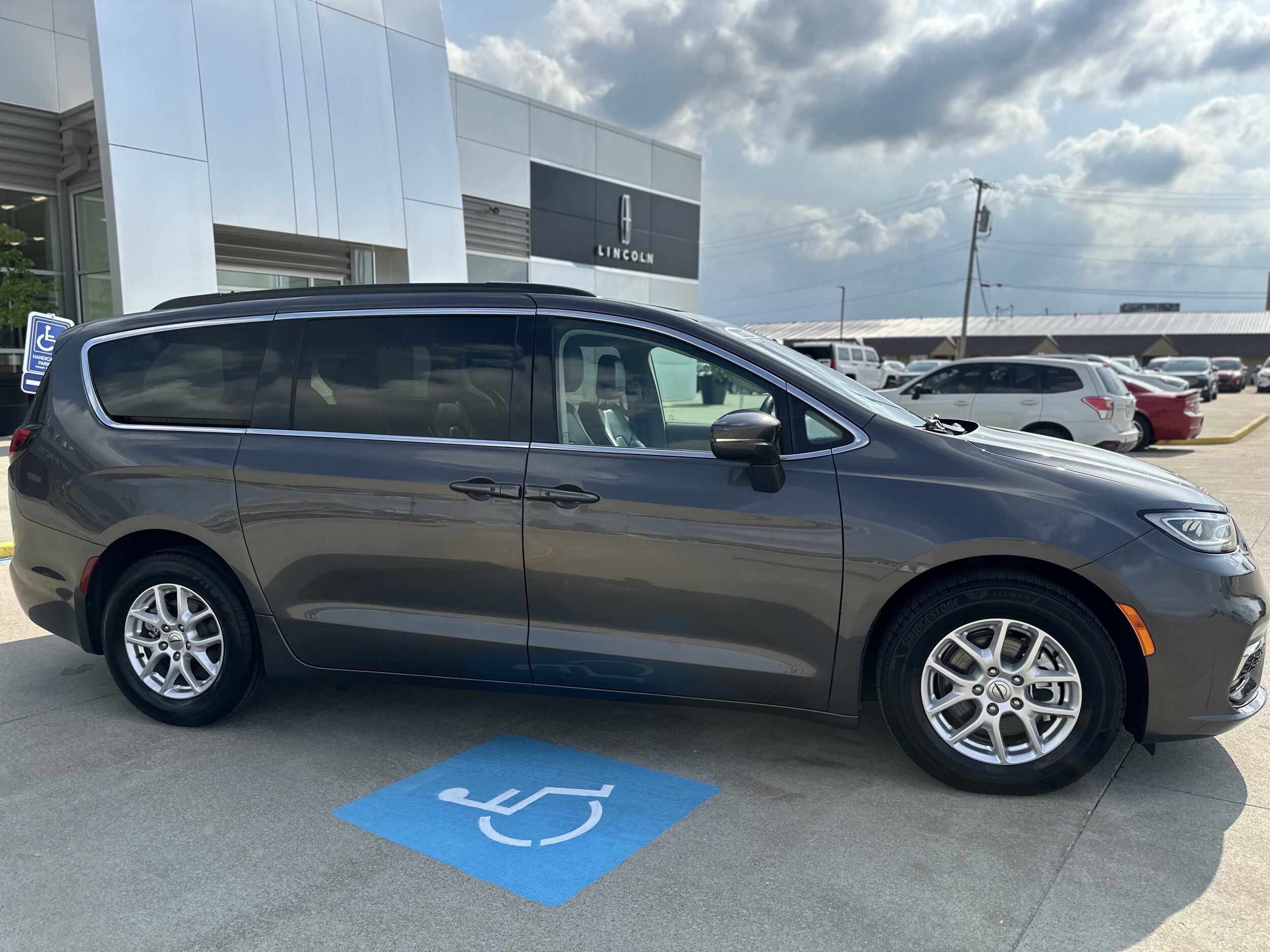 2022 Chrysler Pacifica Touring L photo 3