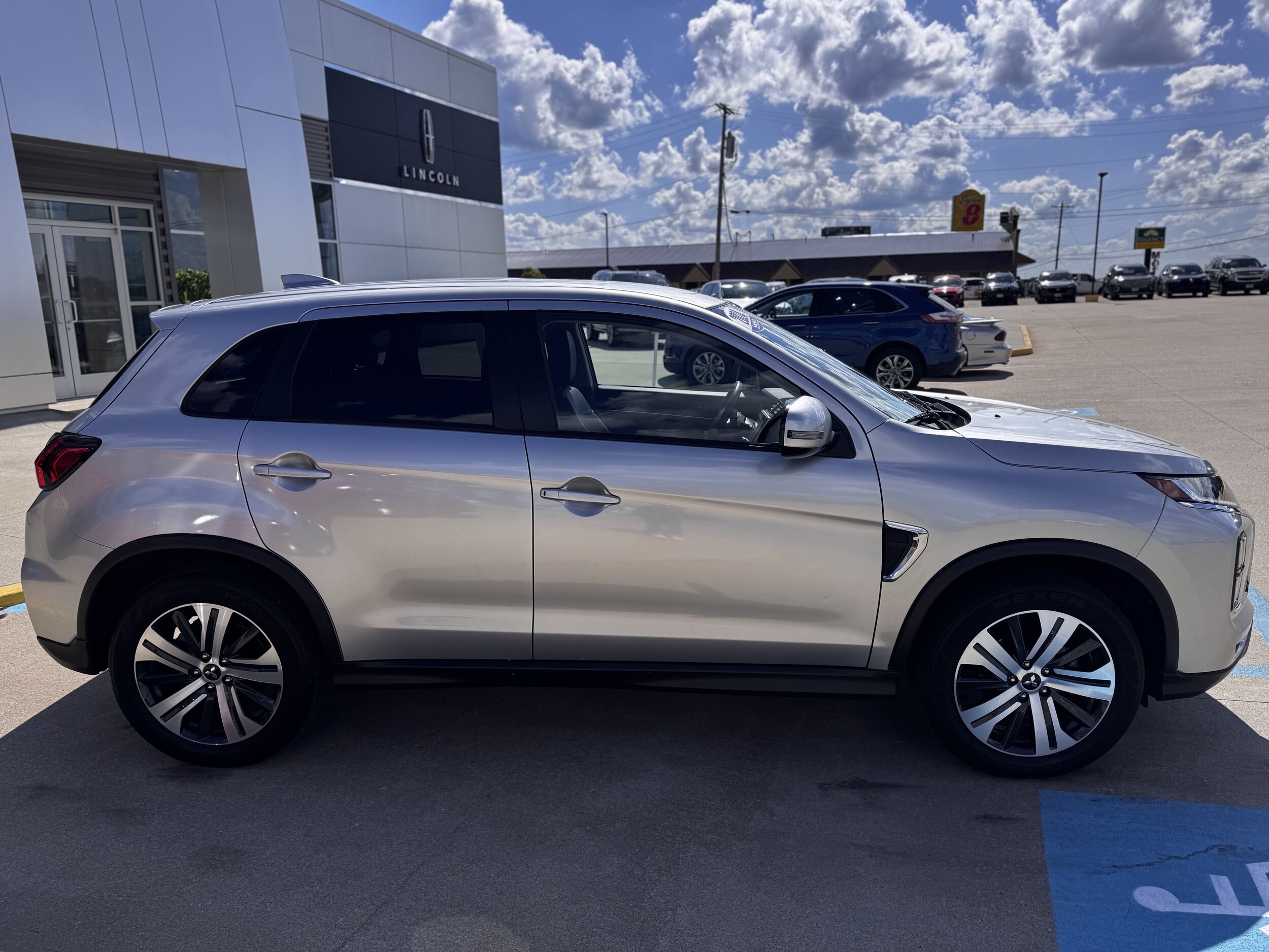 2024 Mitsubishi Outlander Sport SE photo 3